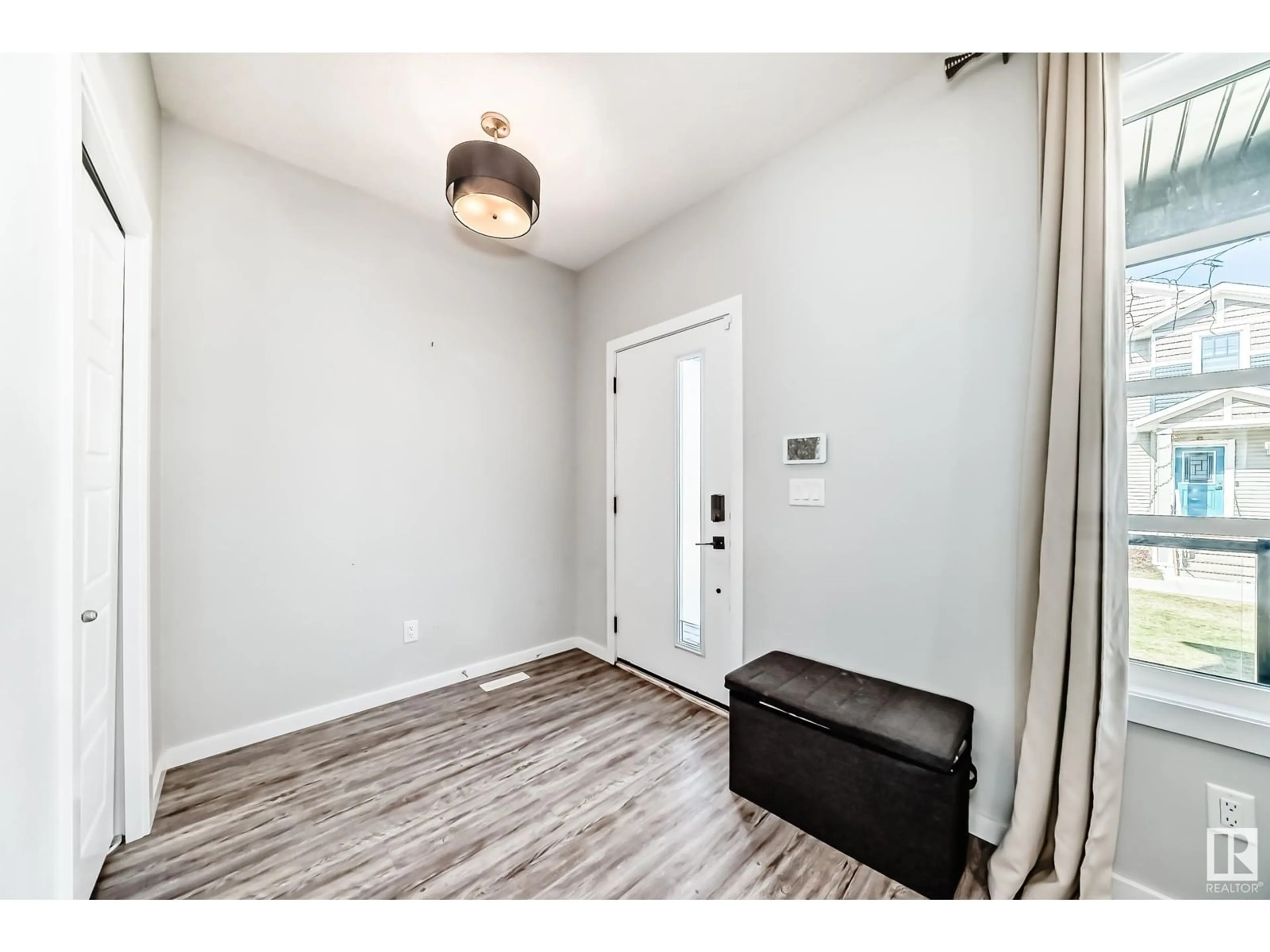 Indoor entryway for NW - 1770 25 A ST, Edmonton Alberta T6T2H8