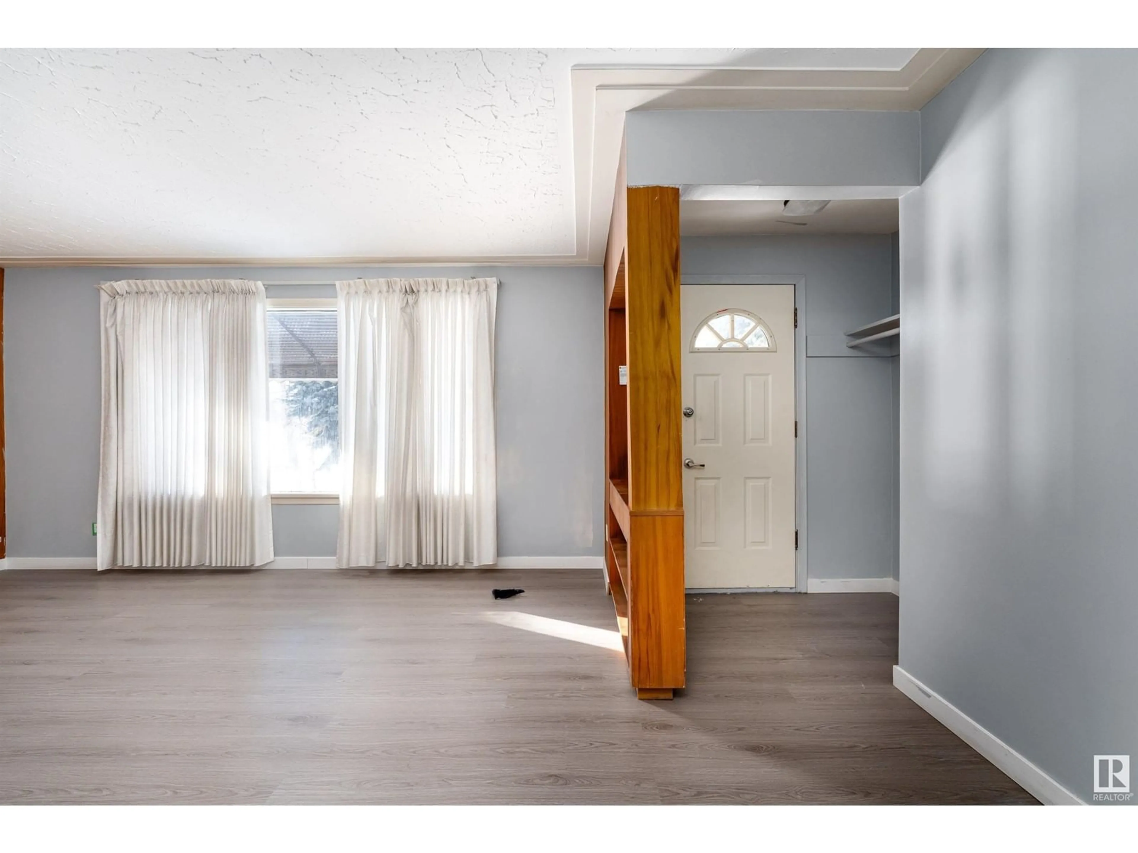 Indoor entryway for 12419 83 ST, Edmonton Alberta T5B3A5