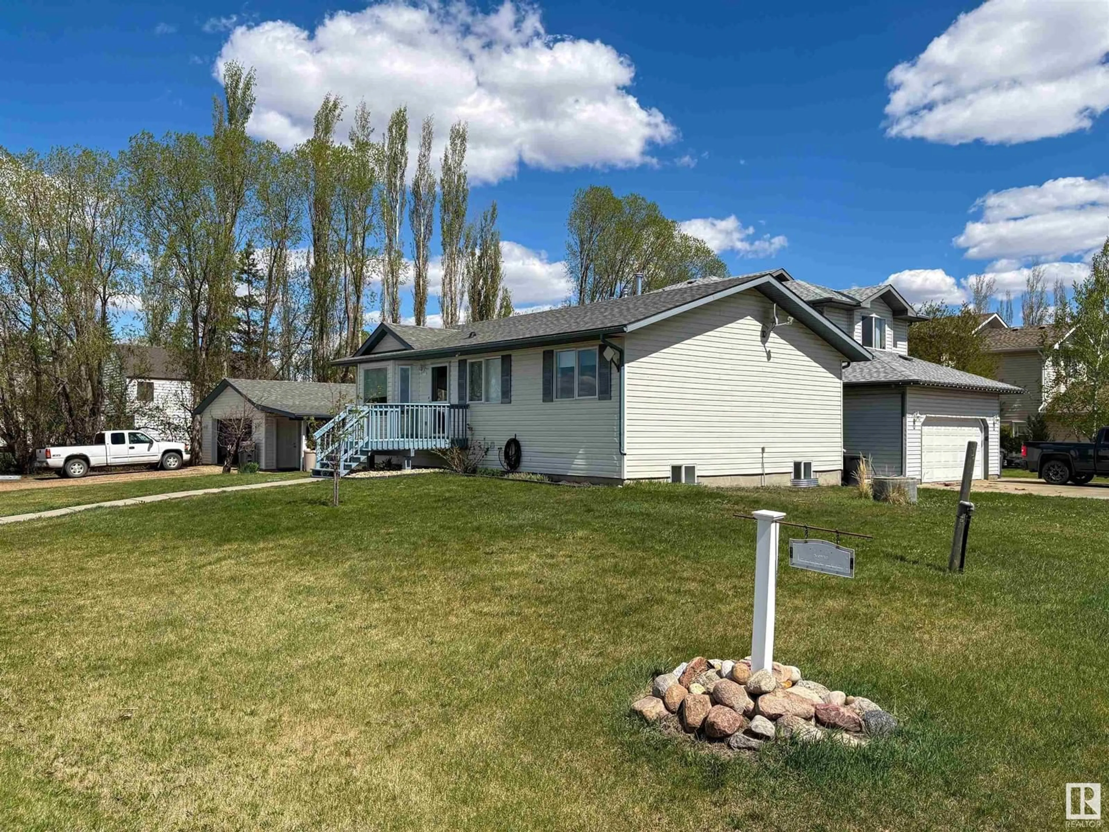 A pic from outside/outdoor area/front of a property/back of a property/a pic from drone, street for 430 ST. JOHN ST, Cardiff Alberta T8R2G5