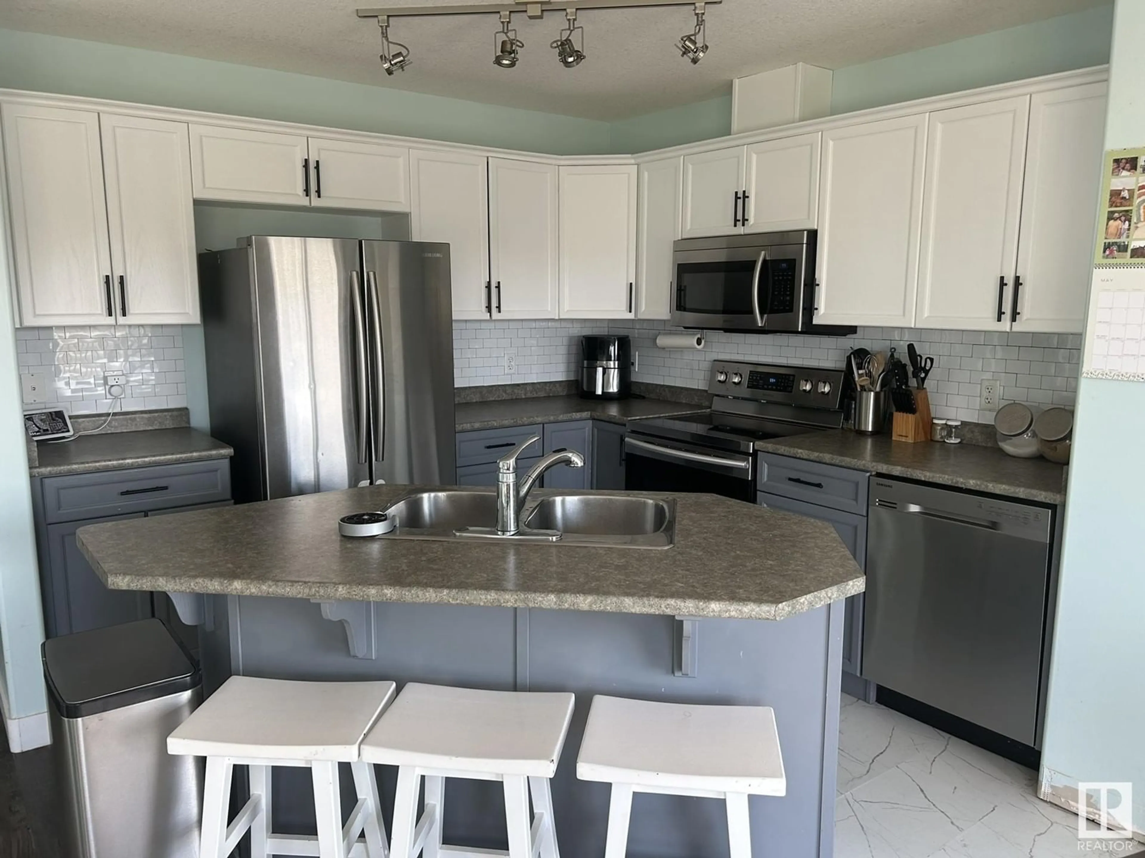 Open concept kitchen, ceramic/tile floor for 64 MERIDIAN LO, Stony Plain Alberta T7Z0B8