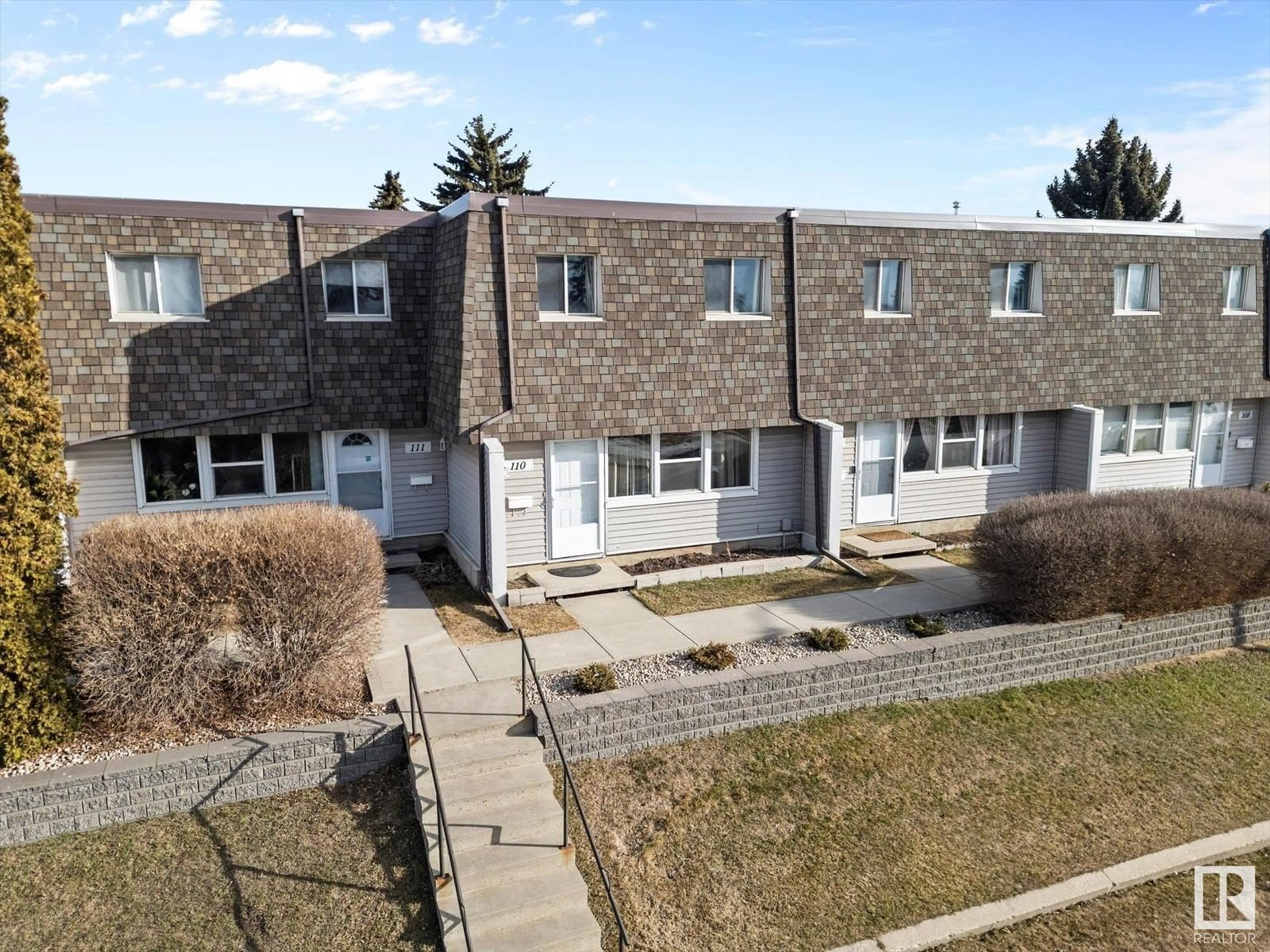 A pic from outside/outdoor area/front of a property/back of a property/a pic from drone, street for 110 VILLAGE ON THE GREEN GR, Edmonton Alberta T5A1H2