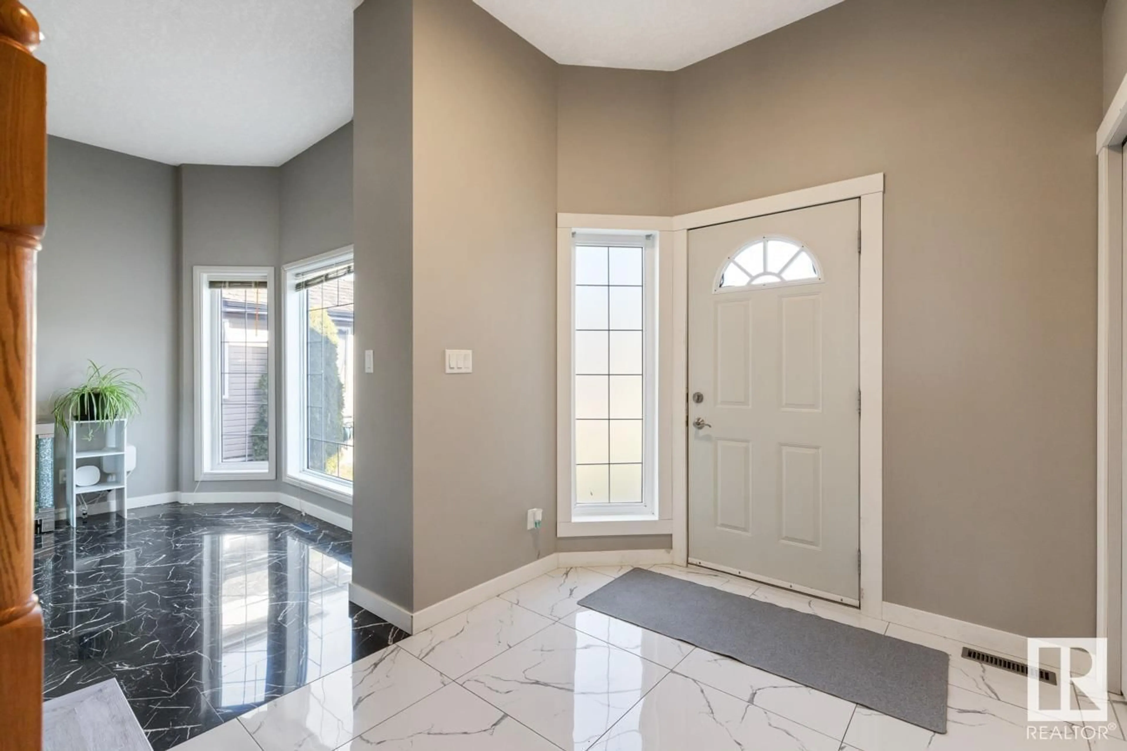 Indoor entryway for 24 AUGUSTA FAIRWAY, Stony Plain Alberta T7Z1Y7