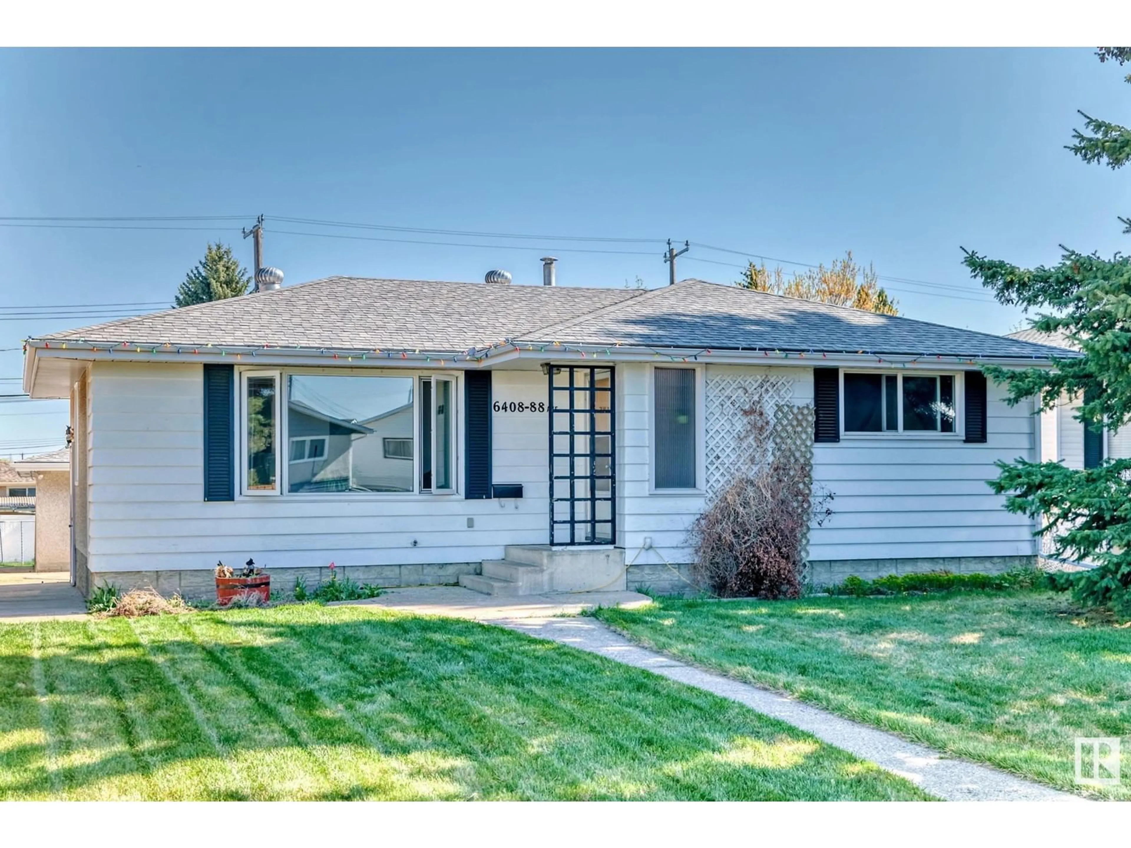 Home with vinyl exterior material, street for 6408 88 AV, Edmonton Alberta T6B0M2