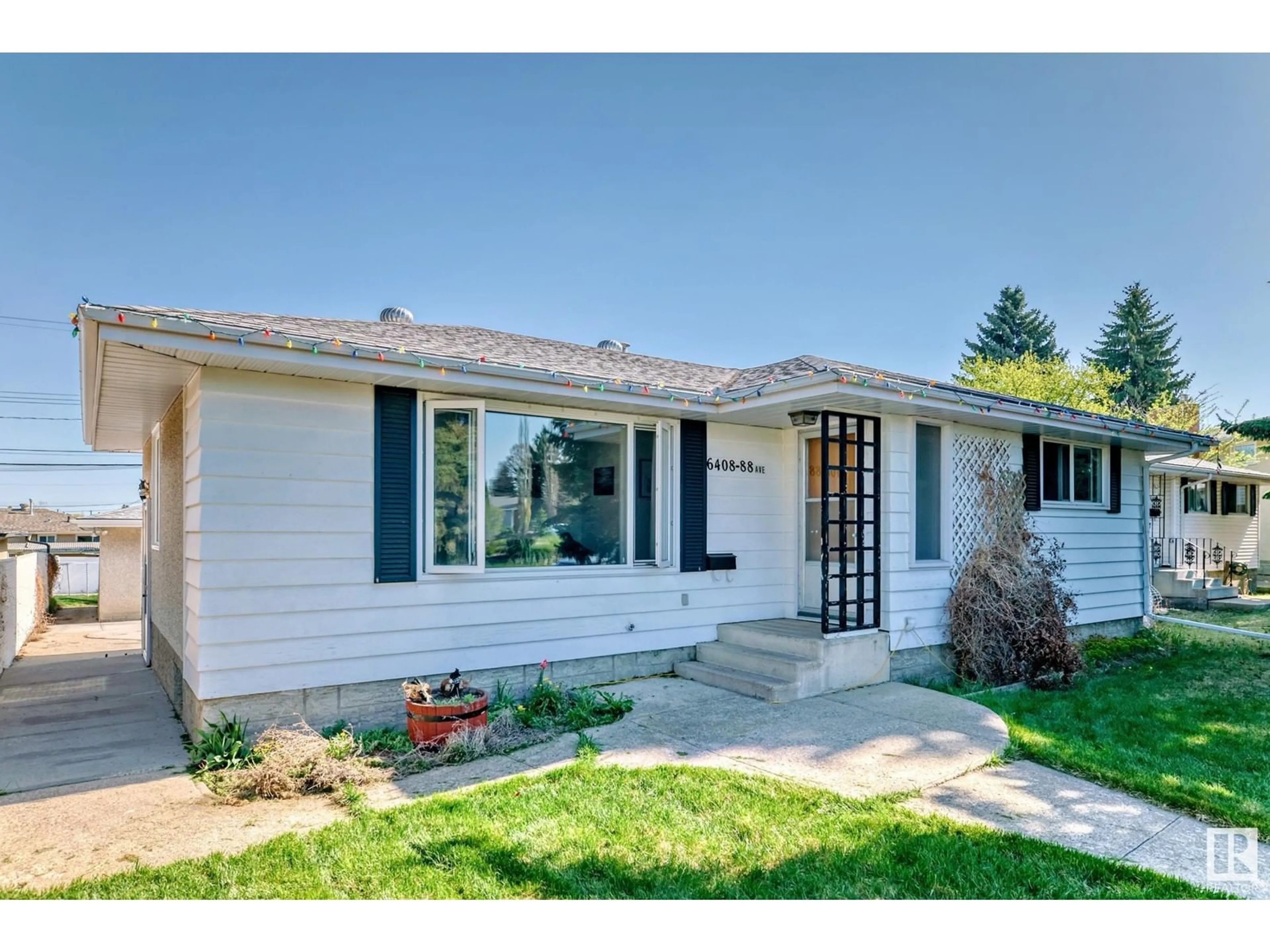 Home with vinyl exterior material, street for 6408 88 AV, Edmonton Alberta T6B0M2