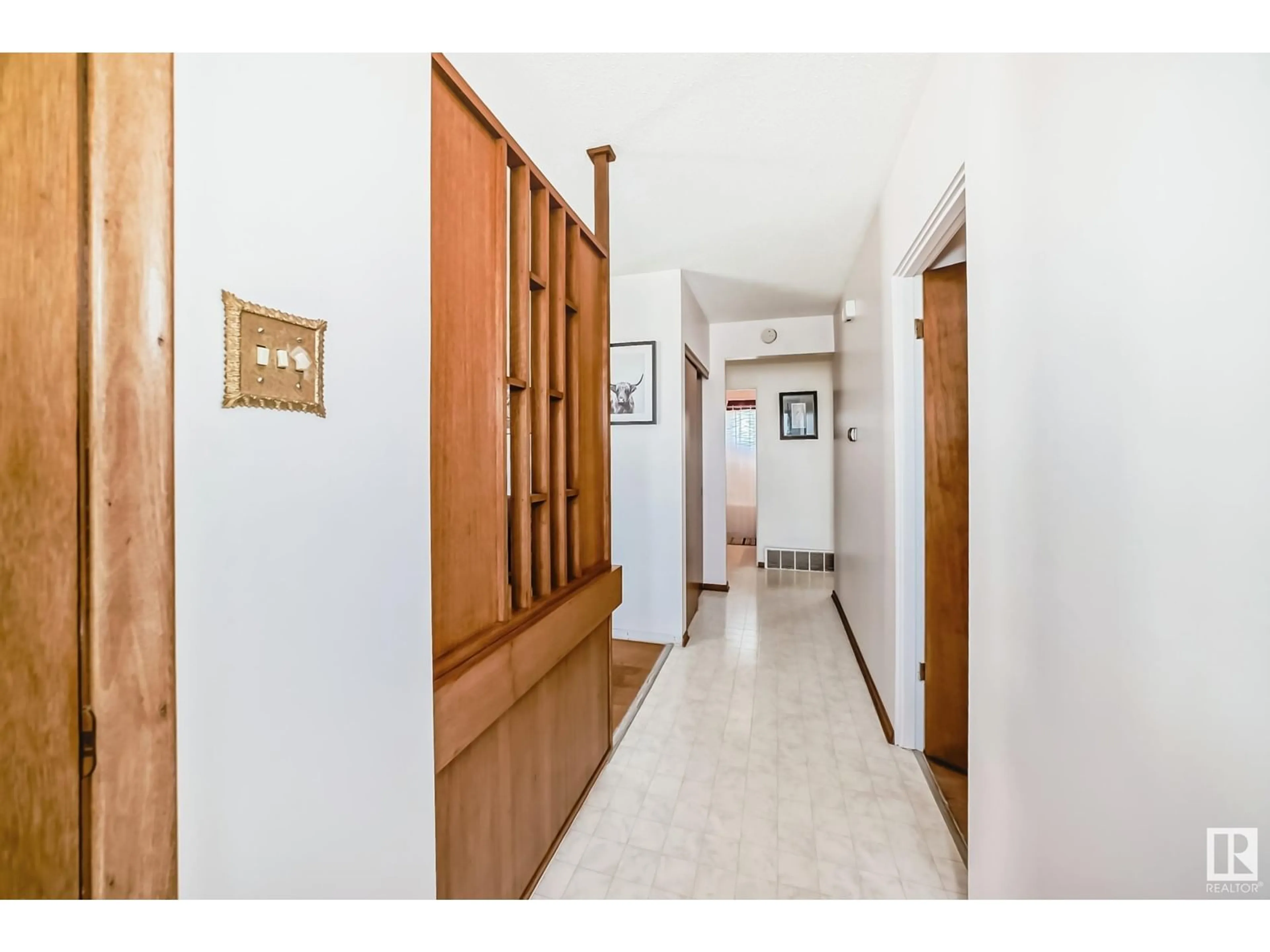 Indoor foyer for 6408 88 AV, Edmonton Alberta T6B0M2