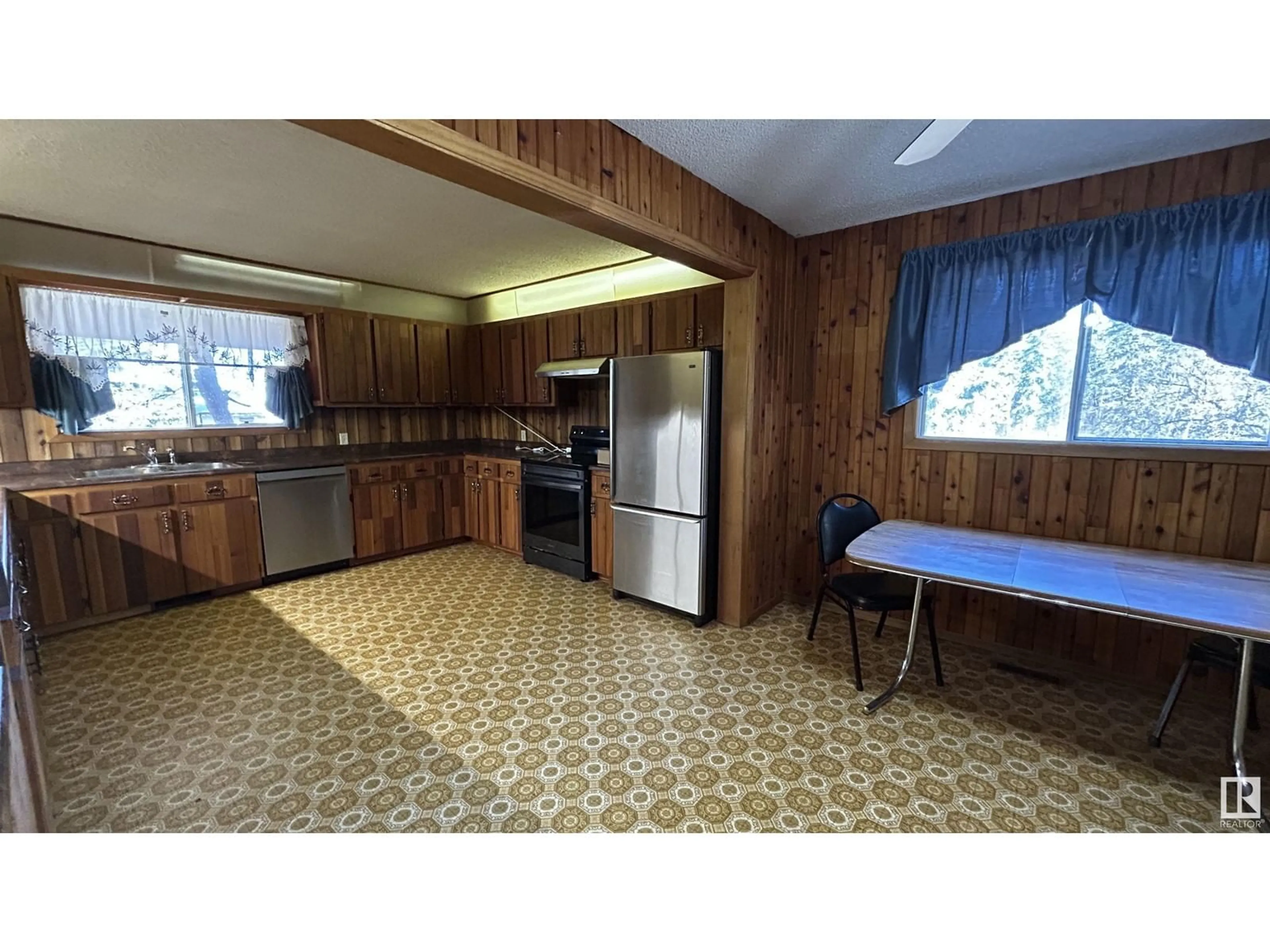 Standard kitchen, unknown for 10018 TWP RD 612, Rural St. Paul County Alberta T0A2K0
