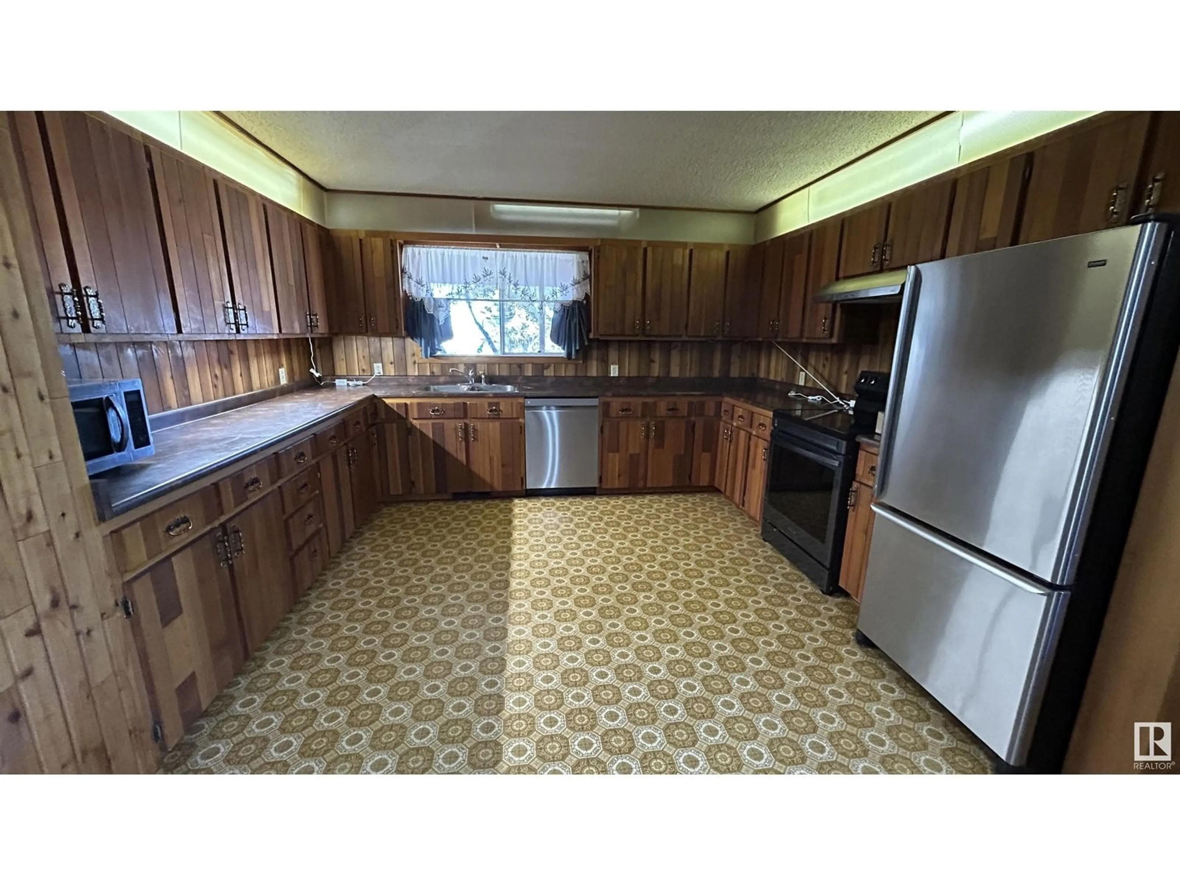 Standard kitchen, unknown for 10018 TWP RD 612, Rural St. Paul County Alberta T0A2K0