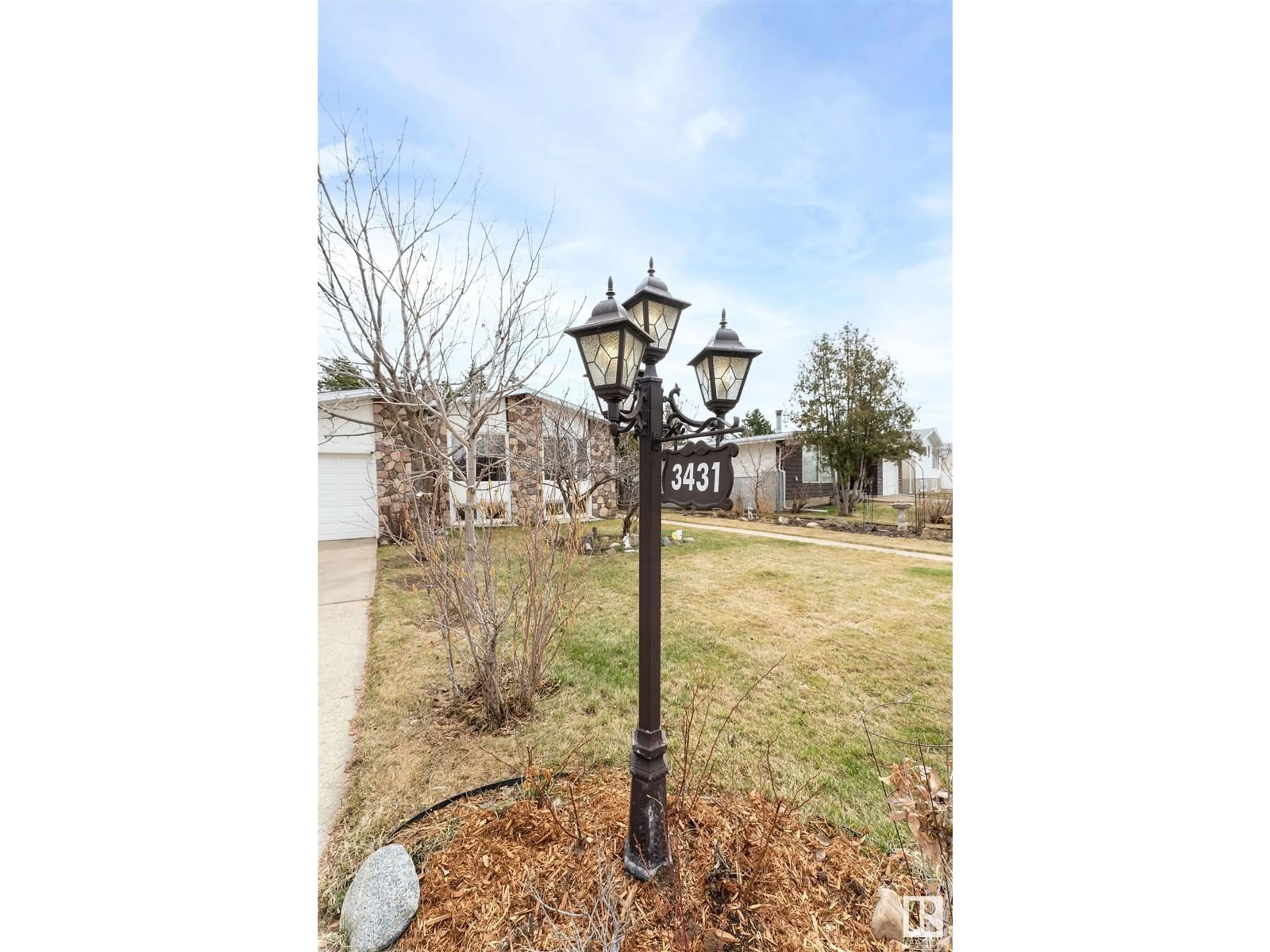 A pic from outside/outdoor area/front of a property/back of a property/a pic from drone, street for 3431 86 ST, Edmonton Alberta T6K0H5