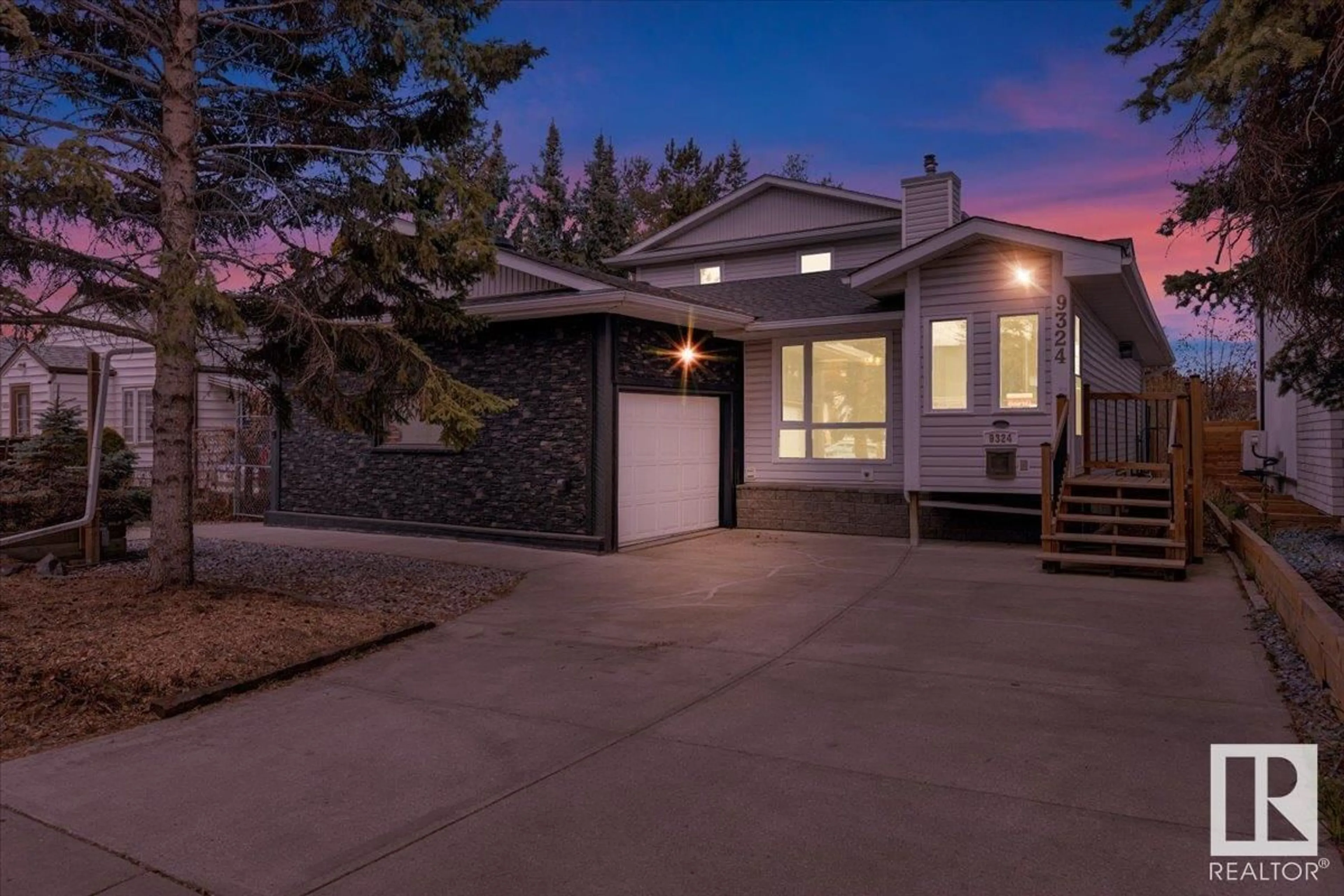 Home with vinyl exterior material, street for 9324 75 AV, Edmonton Alberta T6E1H2