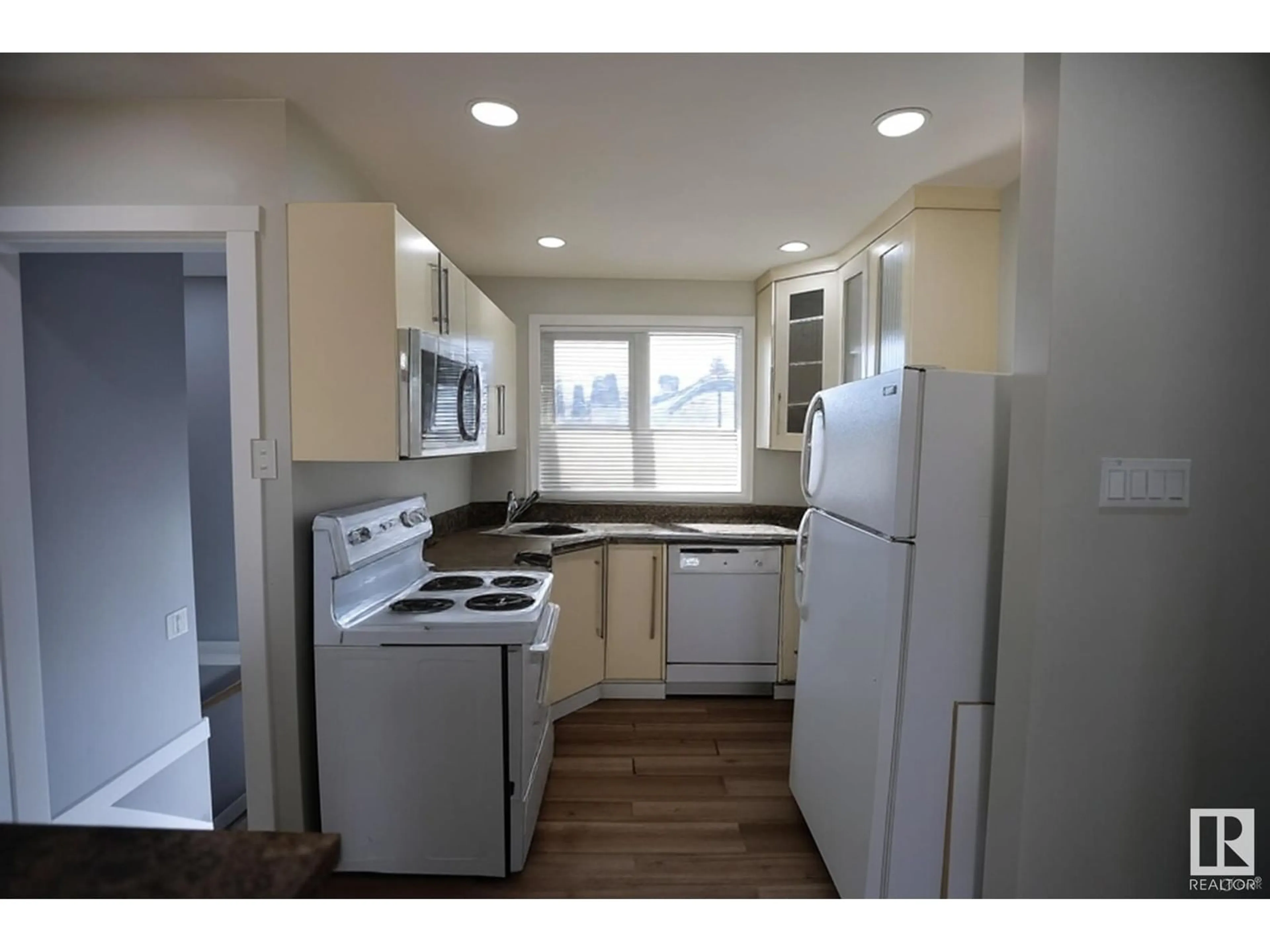 Standard kitchen, unknown for 13419 124 AV, Edmonton Alberta T5L3A4