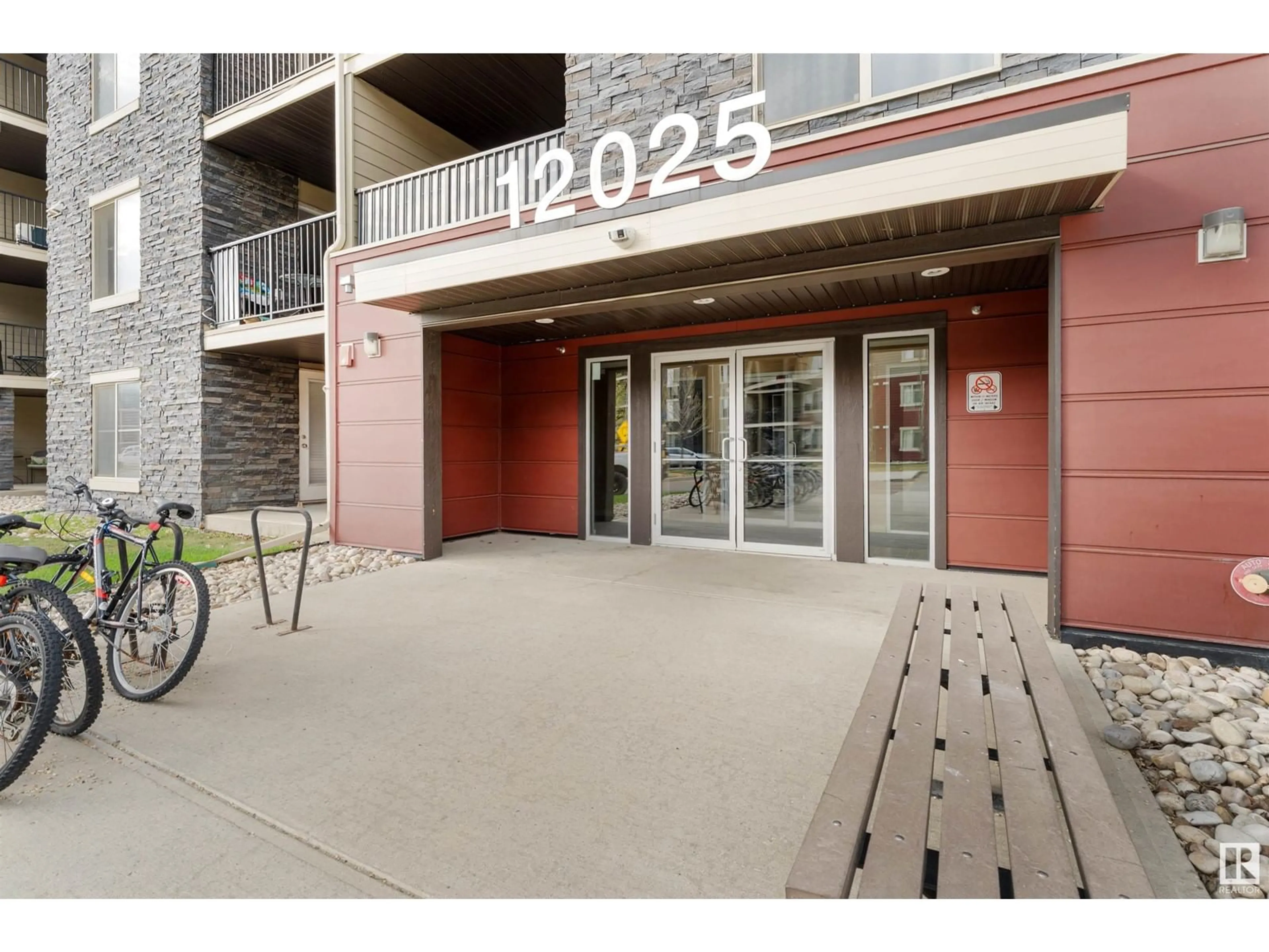 Indoor foyer for 12025 - 120 22 AV, Edmonton Alberta T6W2Y1