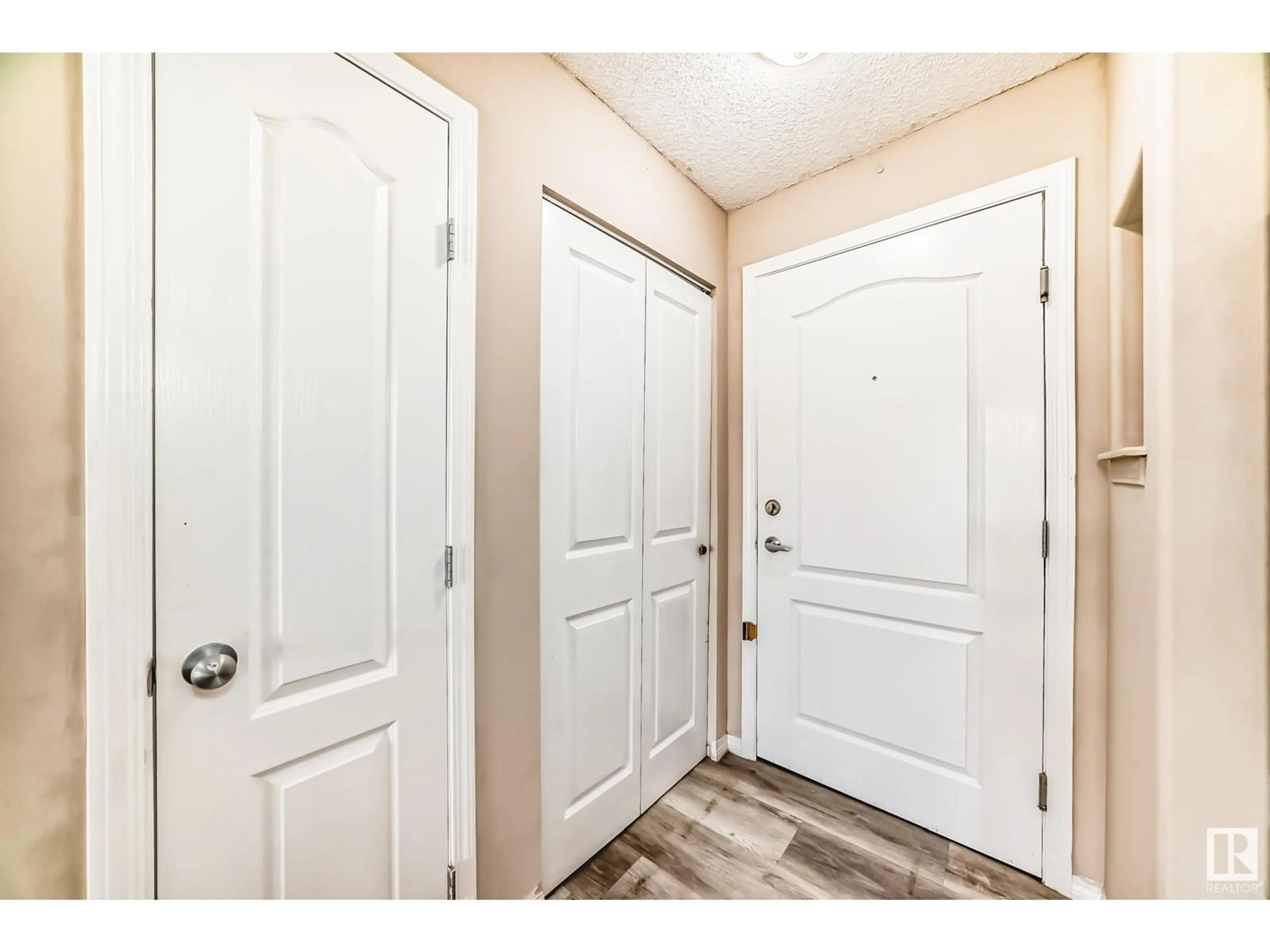 Indoor entryway for #135 - 3425 19 ST, Edmonton Alberta T6T2B5