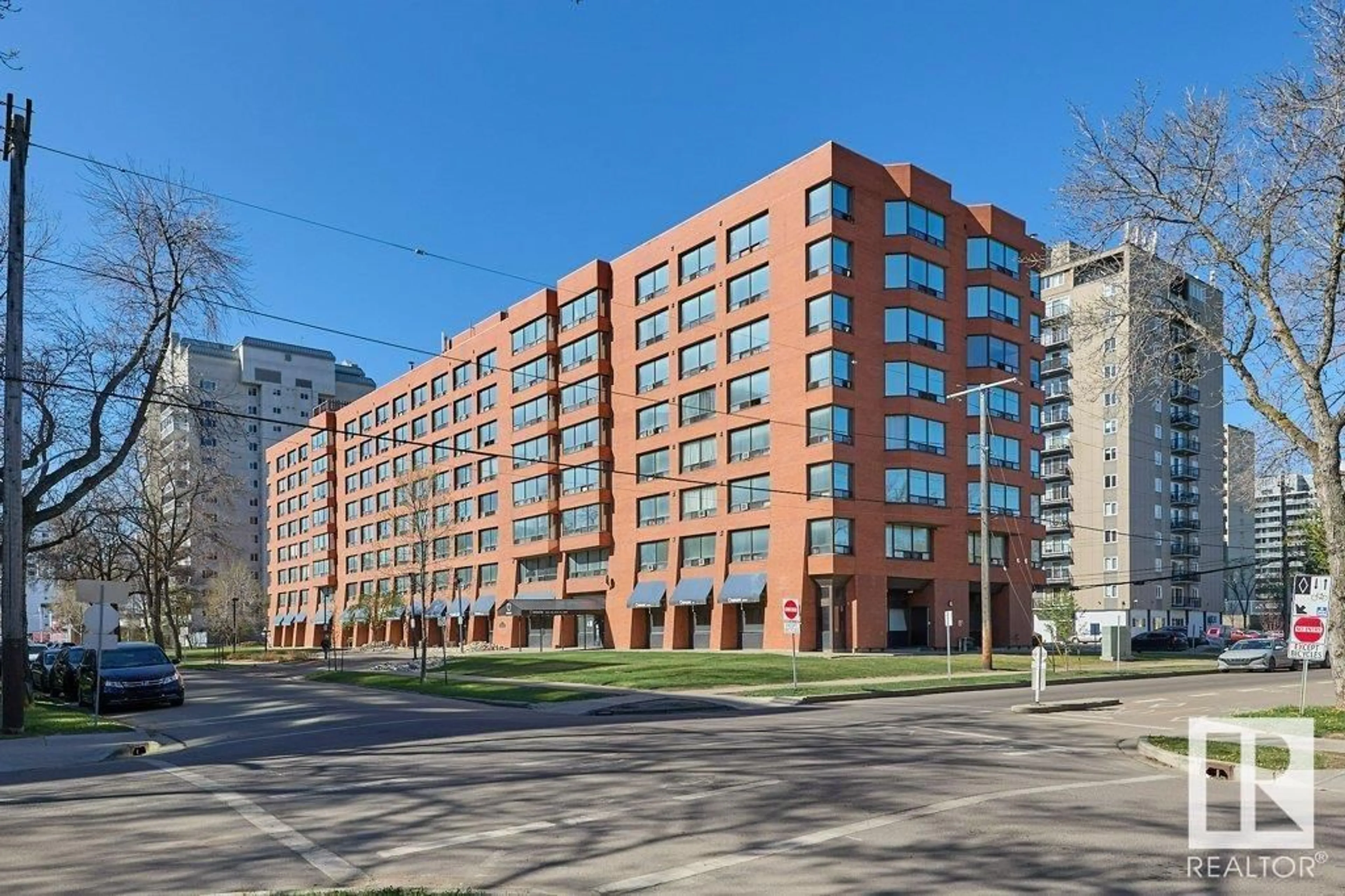 Patio, building for 310 - 10160 114 ST, Edmonton Alberta T5K2L2