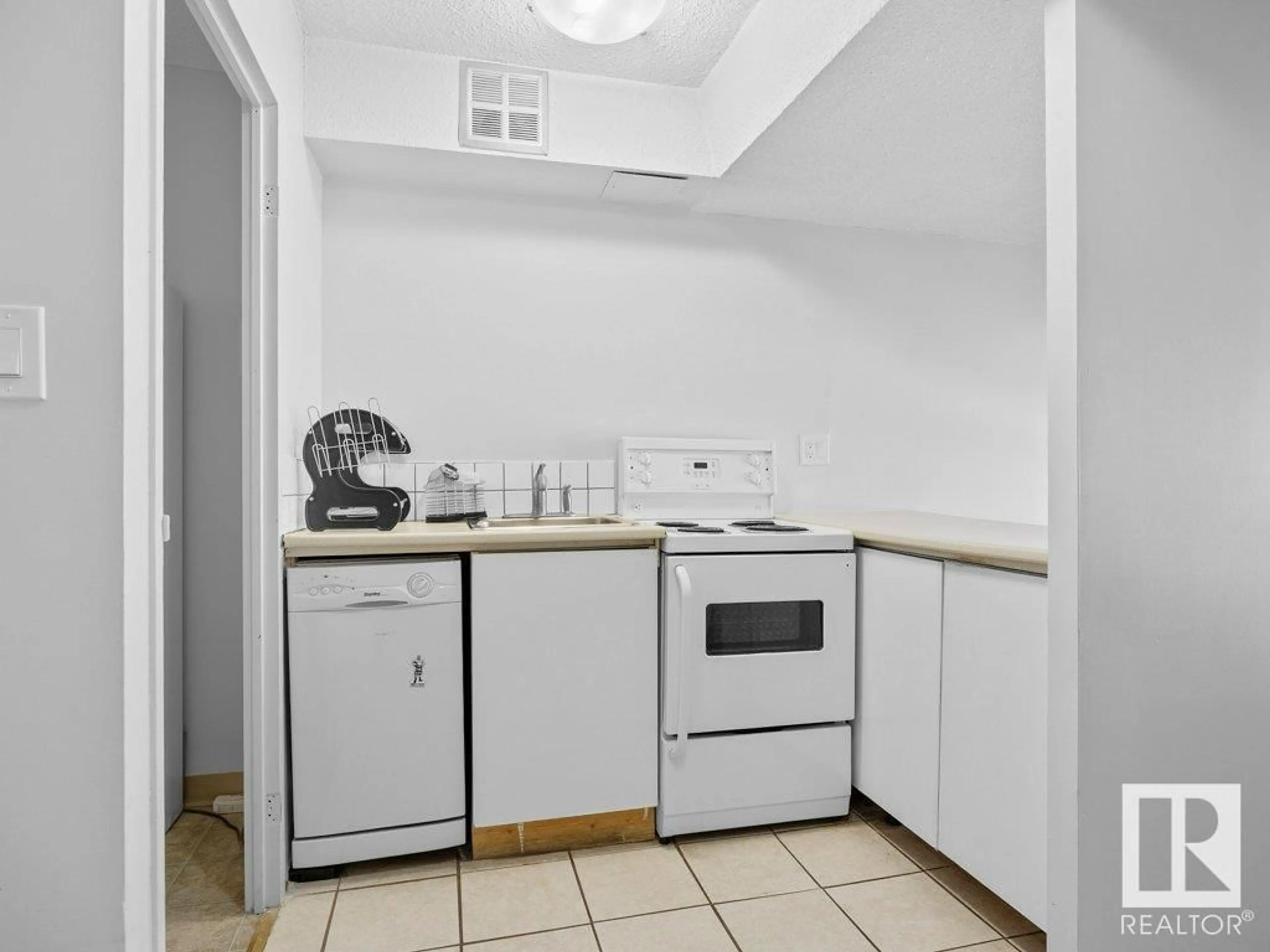 Standard kitchen, unknown for 310 - 10160 114 ST, Edmonton Alberta T5K2L2
