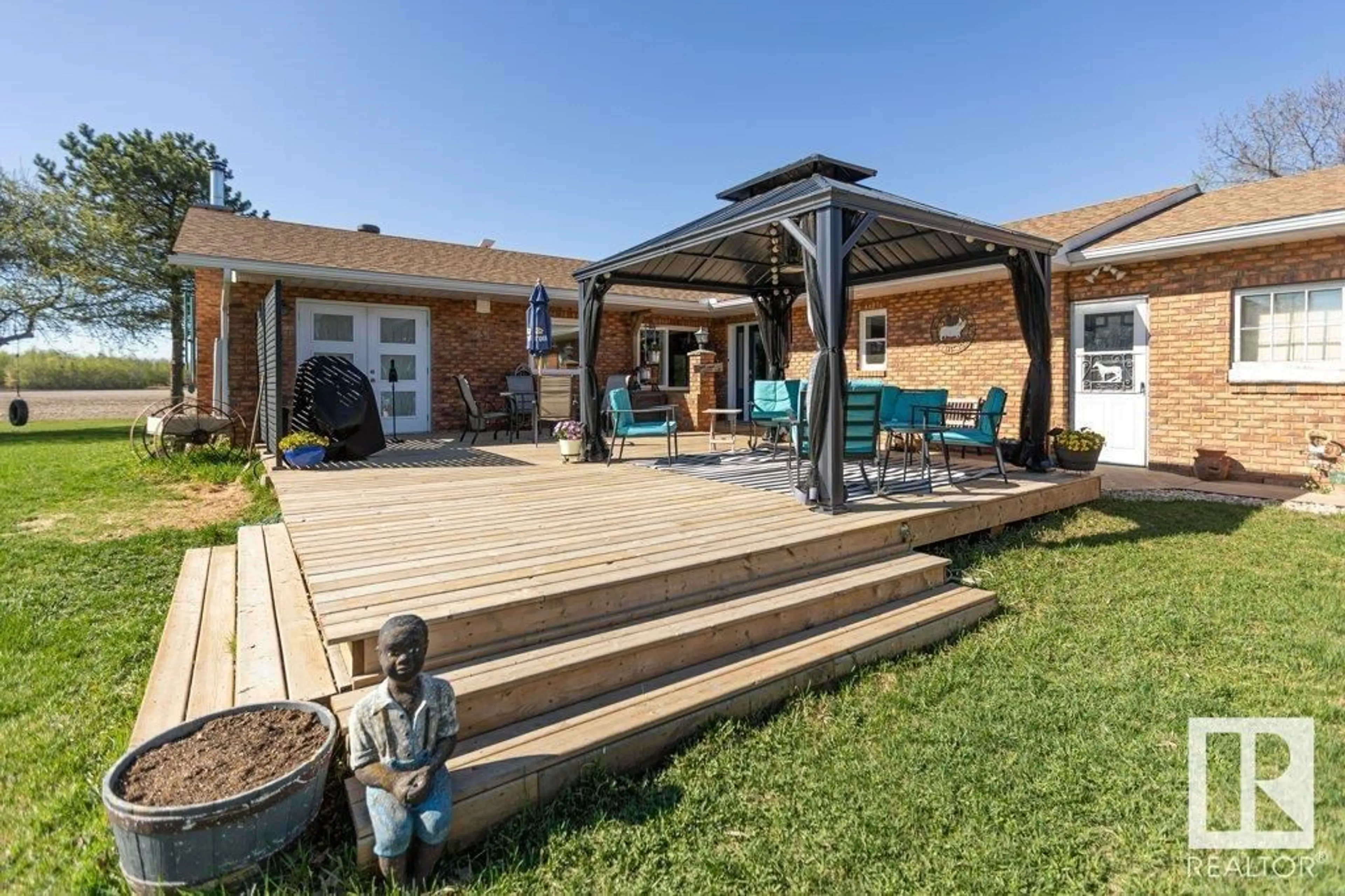 Patio, street for 60218 RR 253, Rural Westlock County Alberta T7P2P7