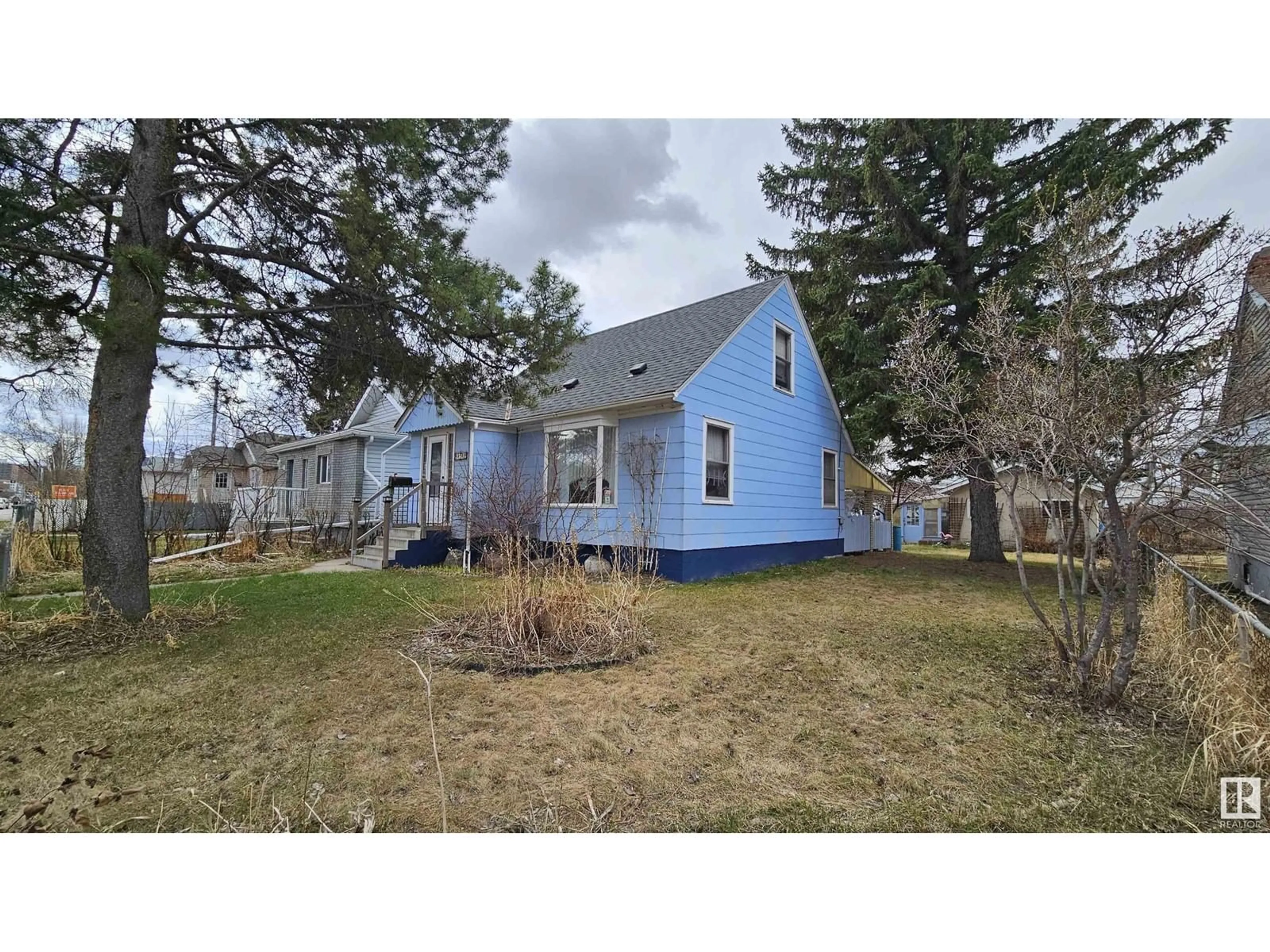 A pic from outside/outdoor area/front of a property/back of a property/a pic from drone, street for 11512 86 ST, Edmonton Alberta T5B3J5