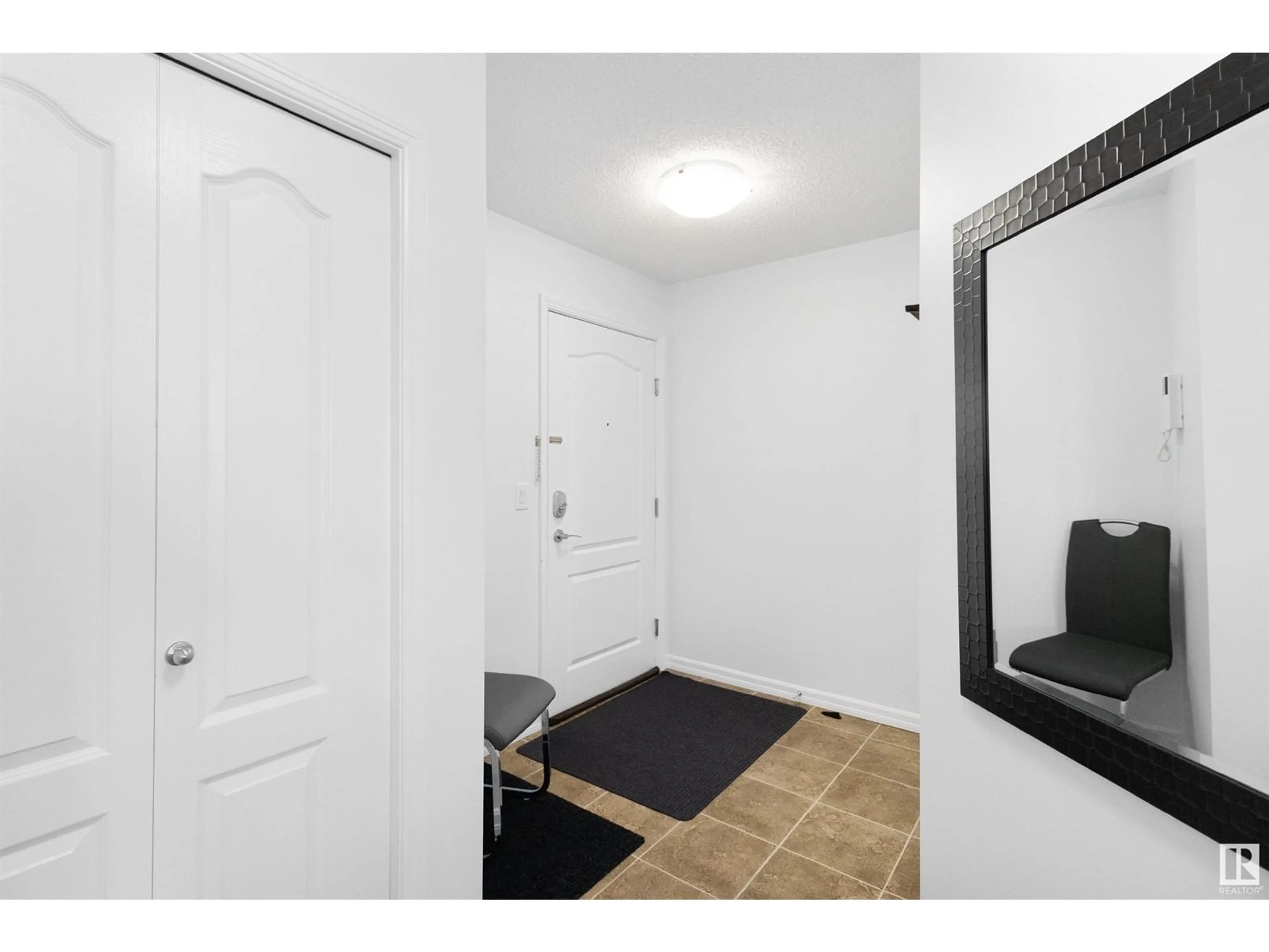 Indoor entryway for 405 - 273 CHARLOTTE WY, Sherwood Park Alberta T8H0N9