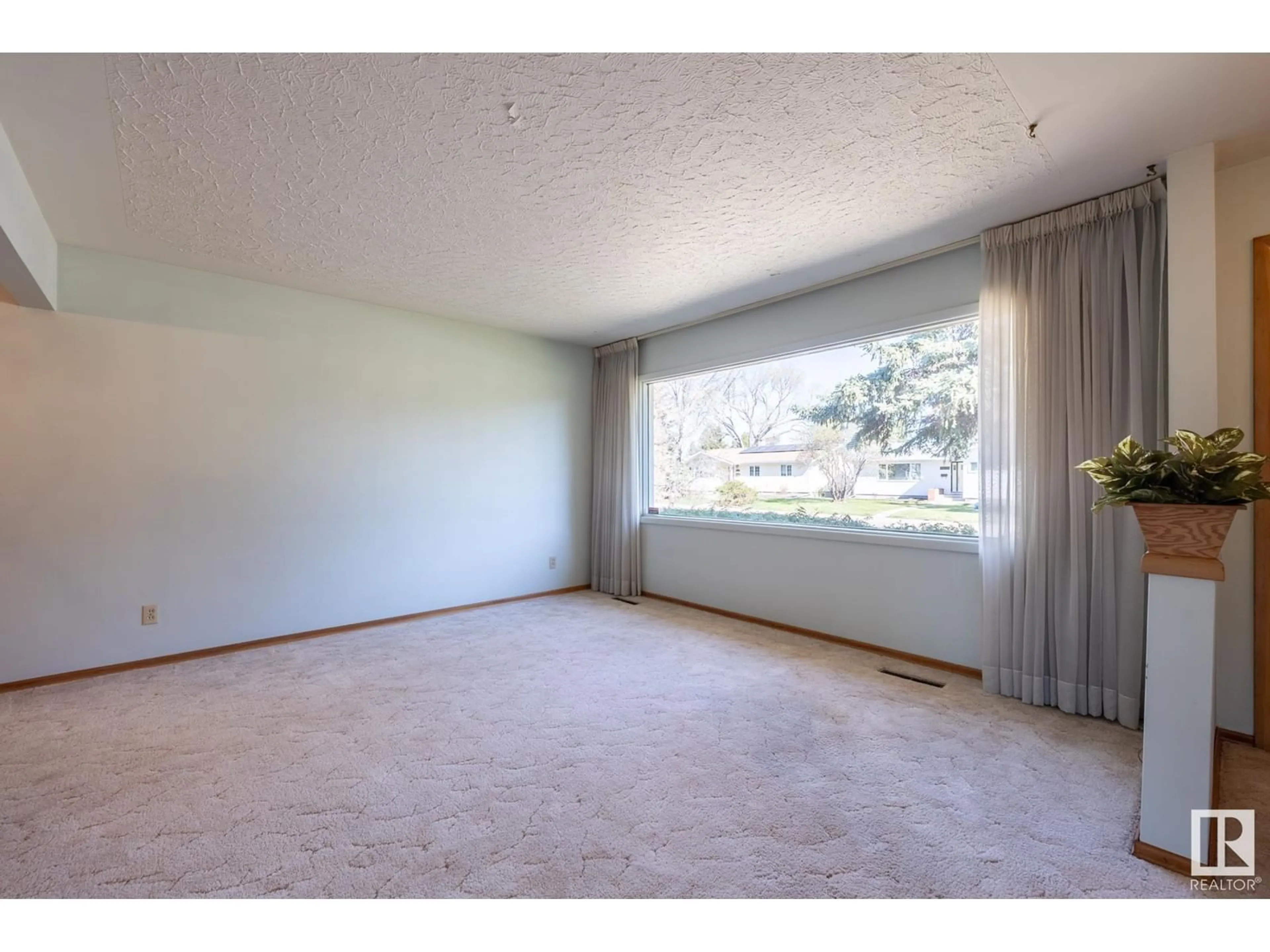 A pic of a room for 16013 93A AV, Edmonton Alberta T5R5J7