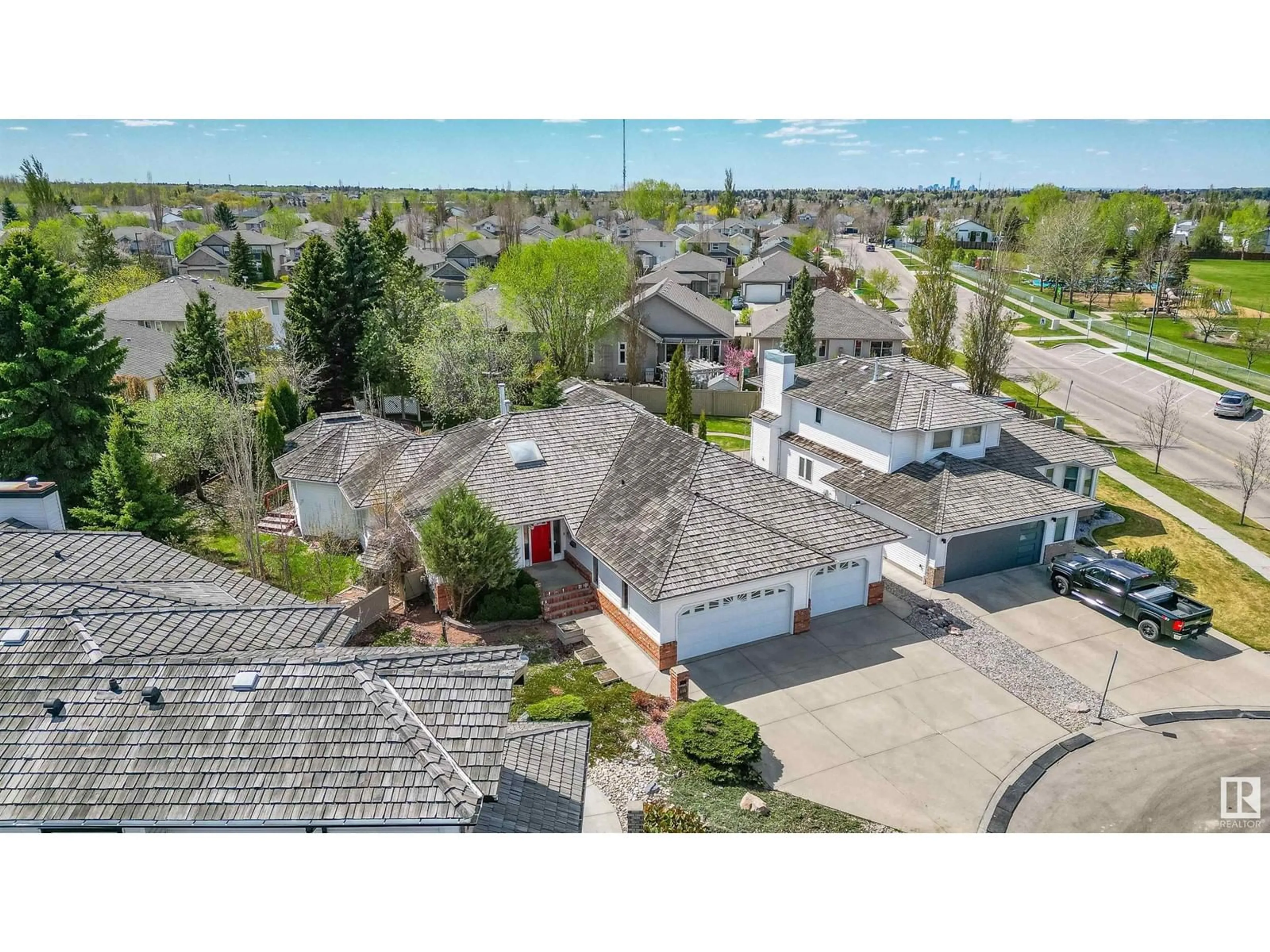 A pic from outside/outdoor area/front of a property/back of a property/a pic from drone, street for 485 REGENCY DR, Sherwood Park Alberta T8A5N1