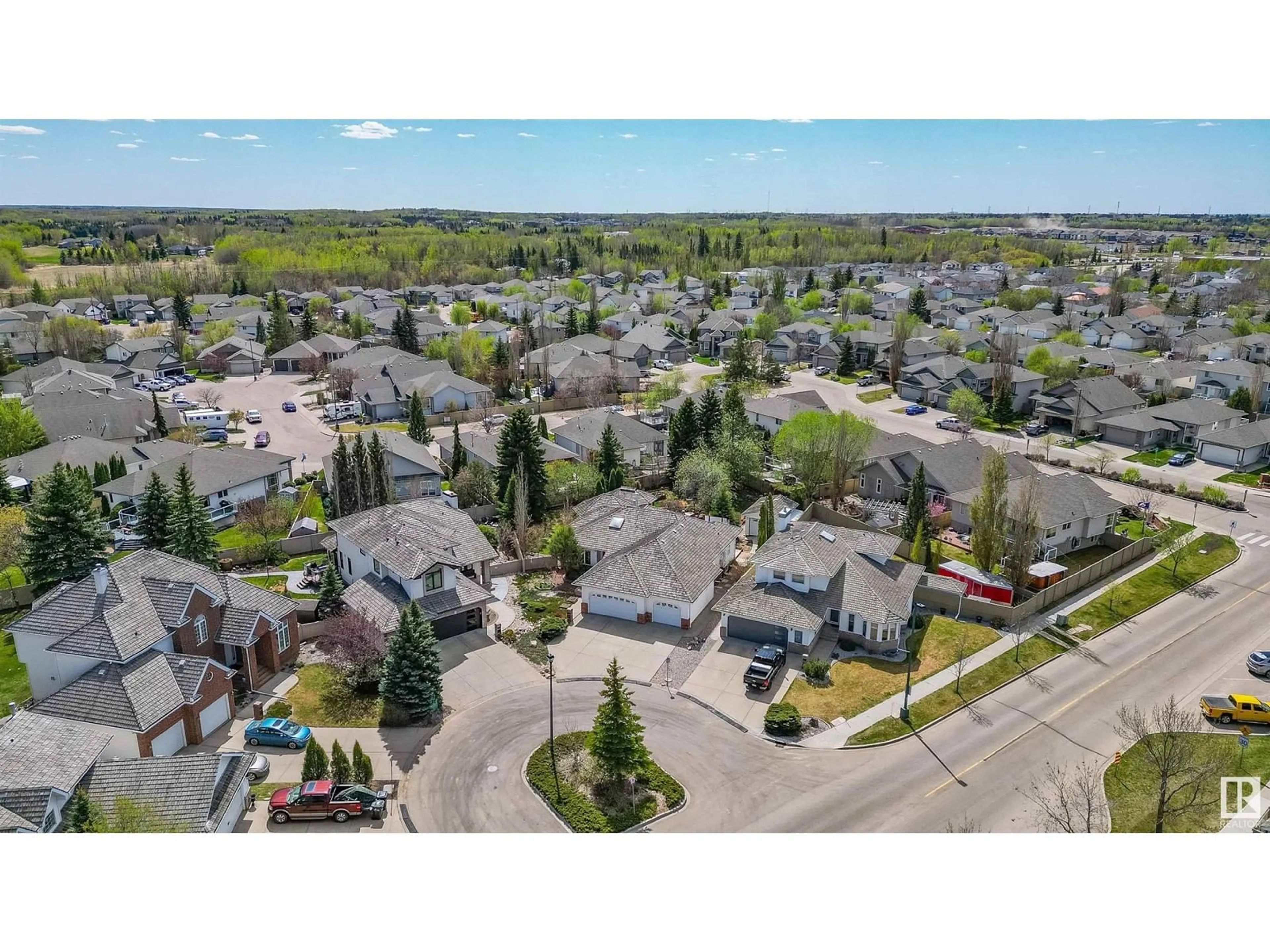 A pic from outside/outdoor area/front of a property/back of a property/a pic from drone, street for 485 REGENCY DR, Sherwood Park Alberta T8A5N1