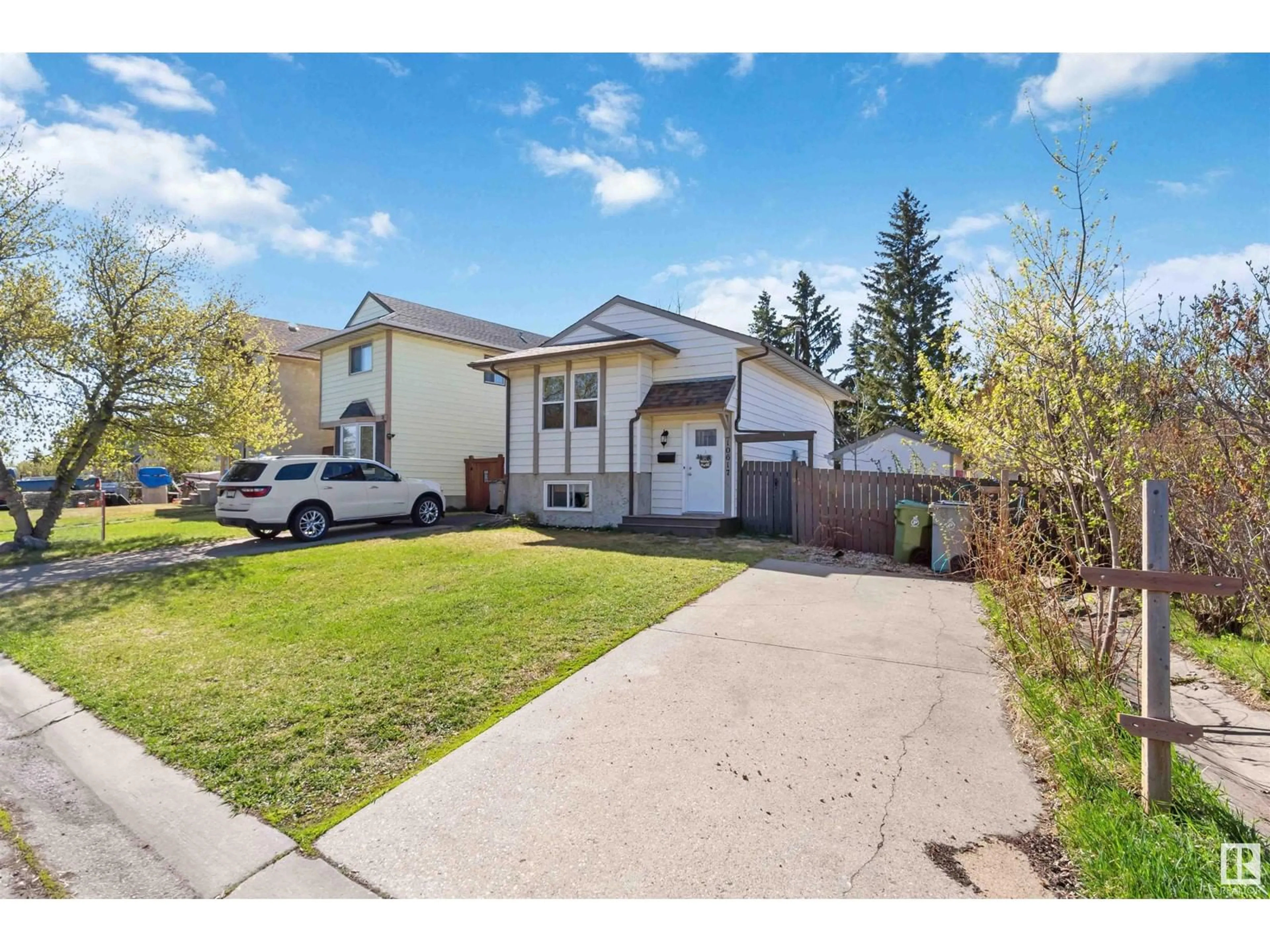 A pic from outside/outdoor area/front of a property/back of a property/a pic from drone, street for 10617 98 AV, Morinville Alberta T8R1E4