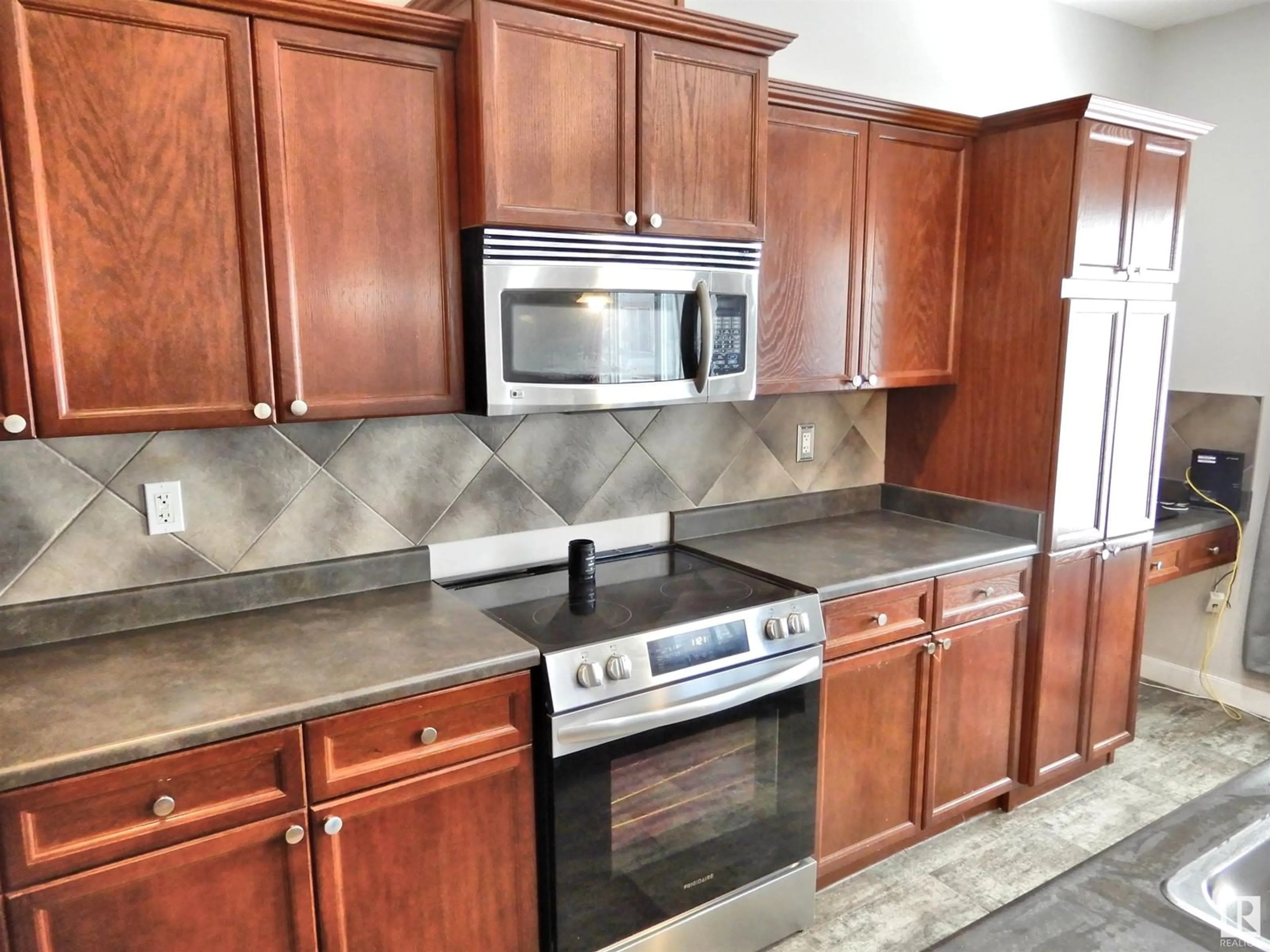 Standard kitchen, ceramic/tile floor for #82 - 13825 155 AV NW, Edmonton Alberta T6V0B8