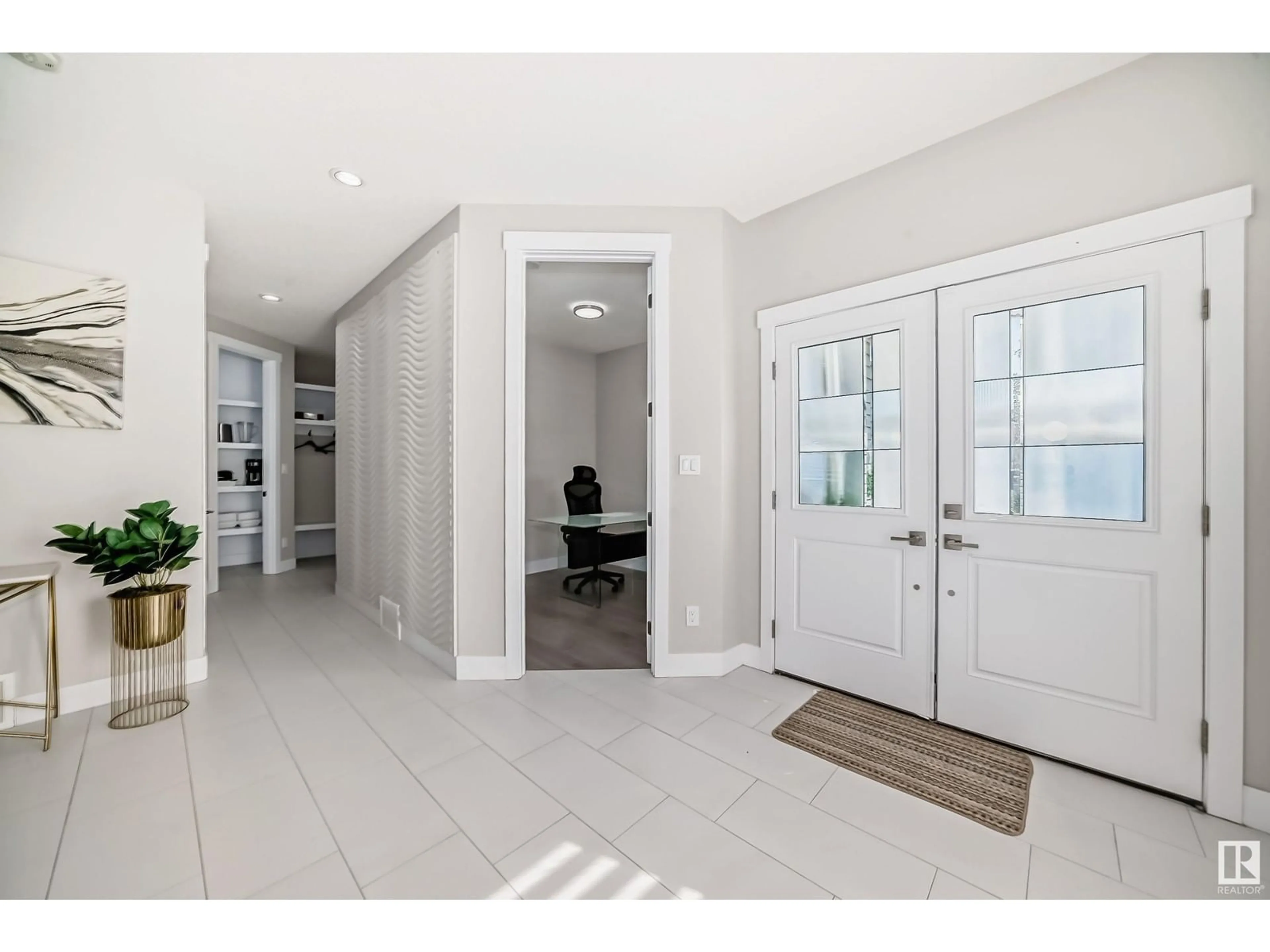 Indoor entryway for 710 EBBERS PL, Edmonton Alberta T5Y3V3