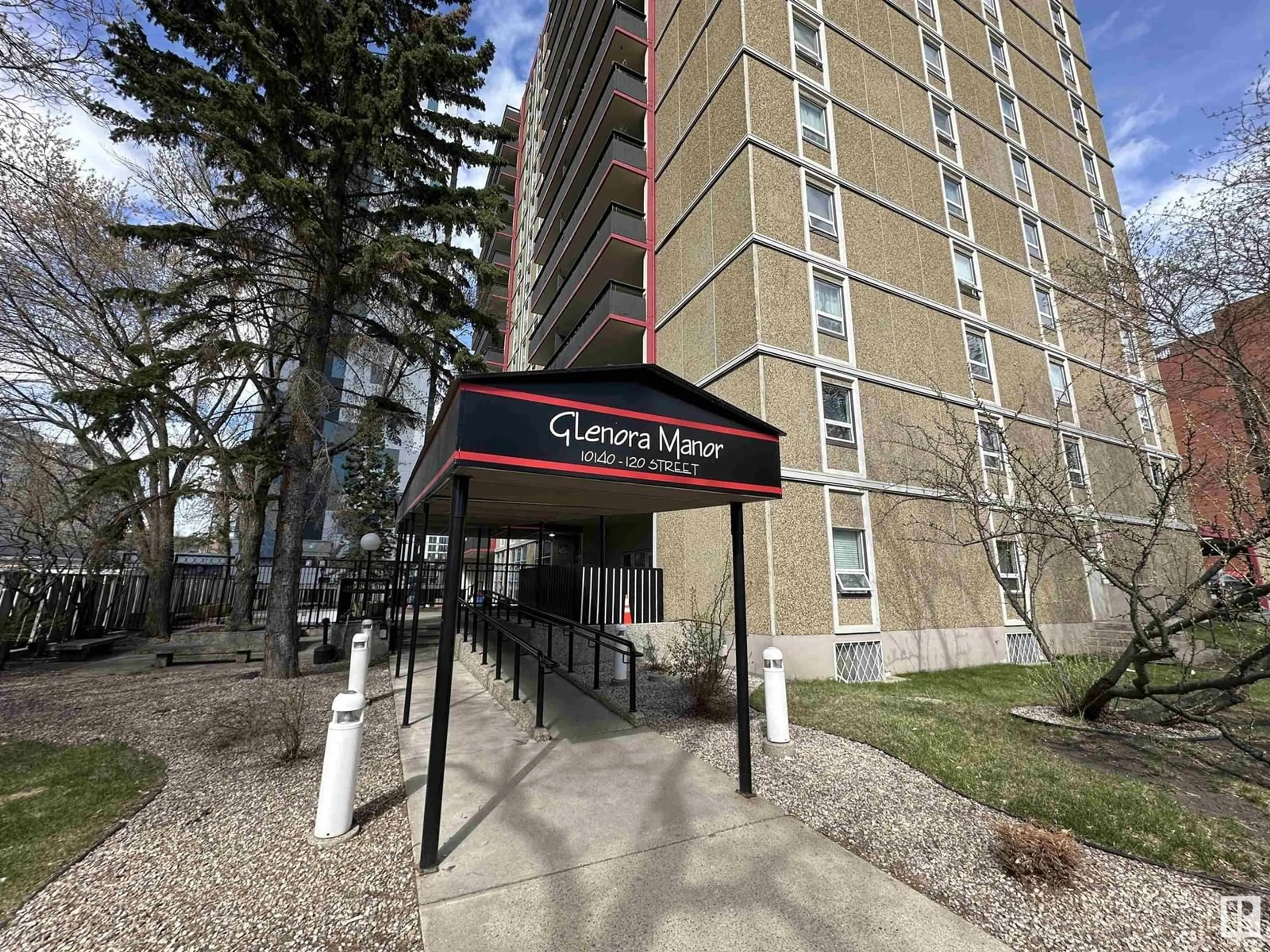 Indoor foyer for 1509 - 10140 120 ST, Edmonton Alberta T5K1Z8
