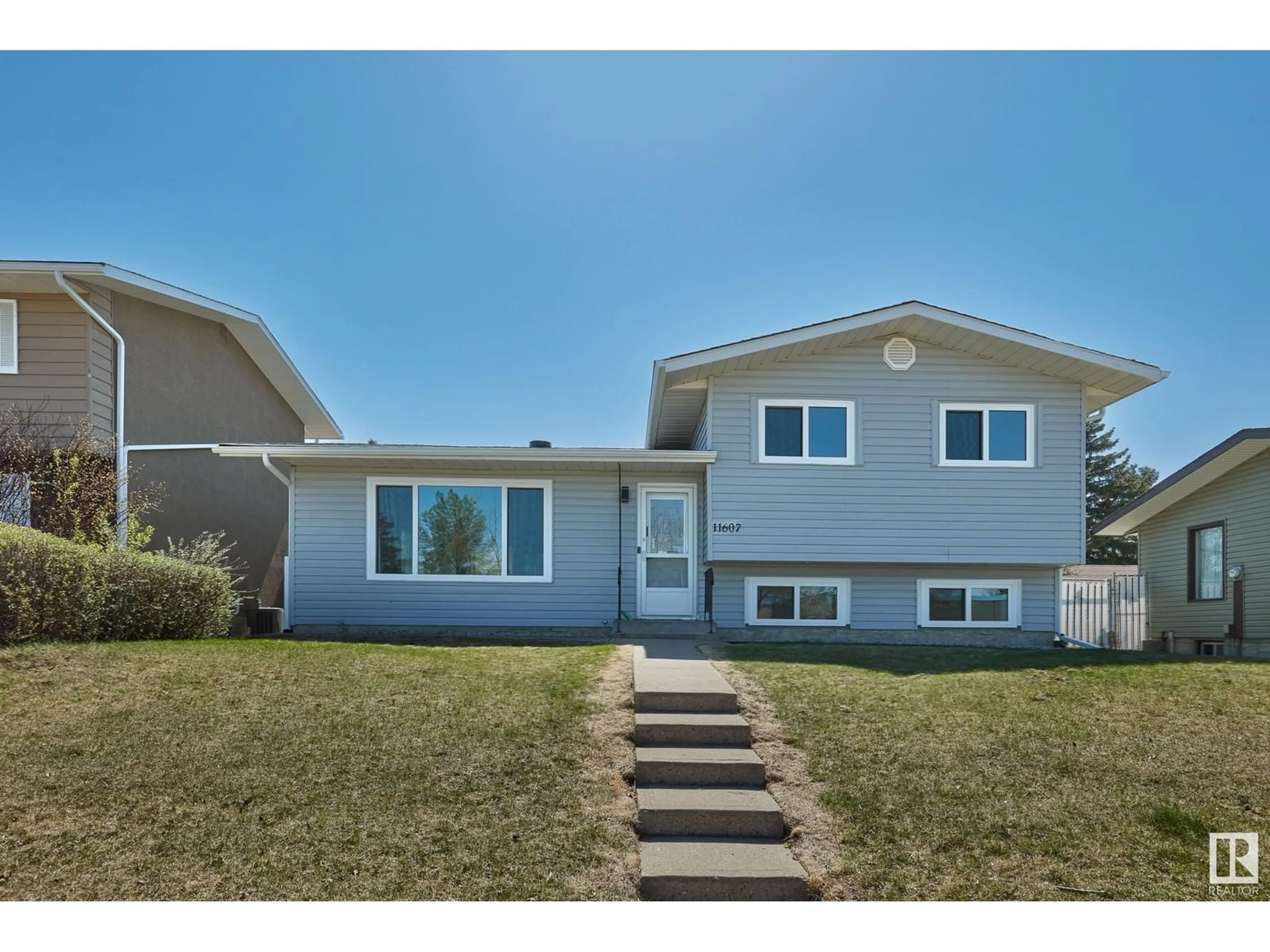 Home with vinyl exterior material, street for 11607 40 AV, Edmonton Alberta T6J0R7