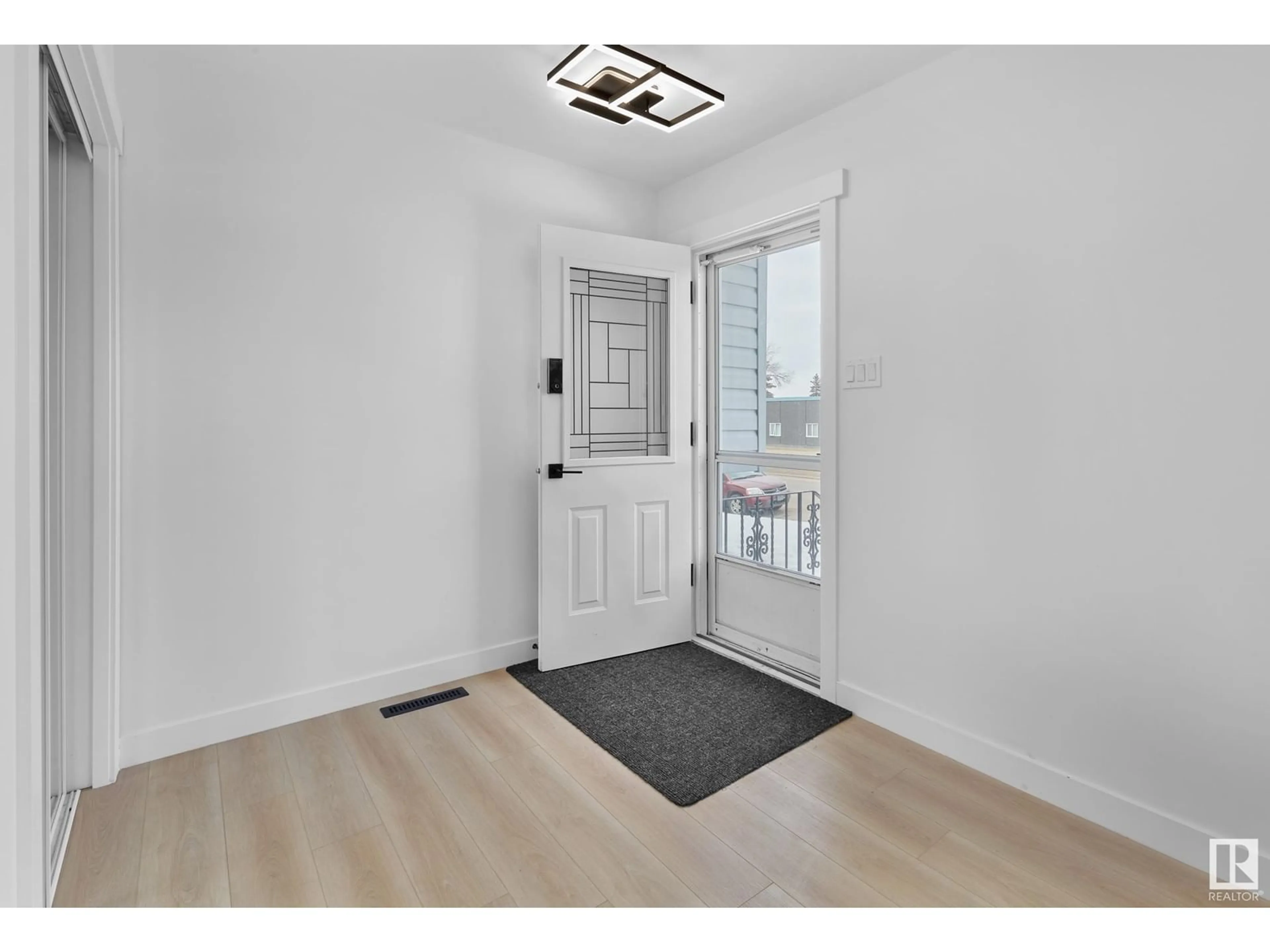 Indoor entryway for 11607 40 AV, Edmonton Alberta T6J0R7