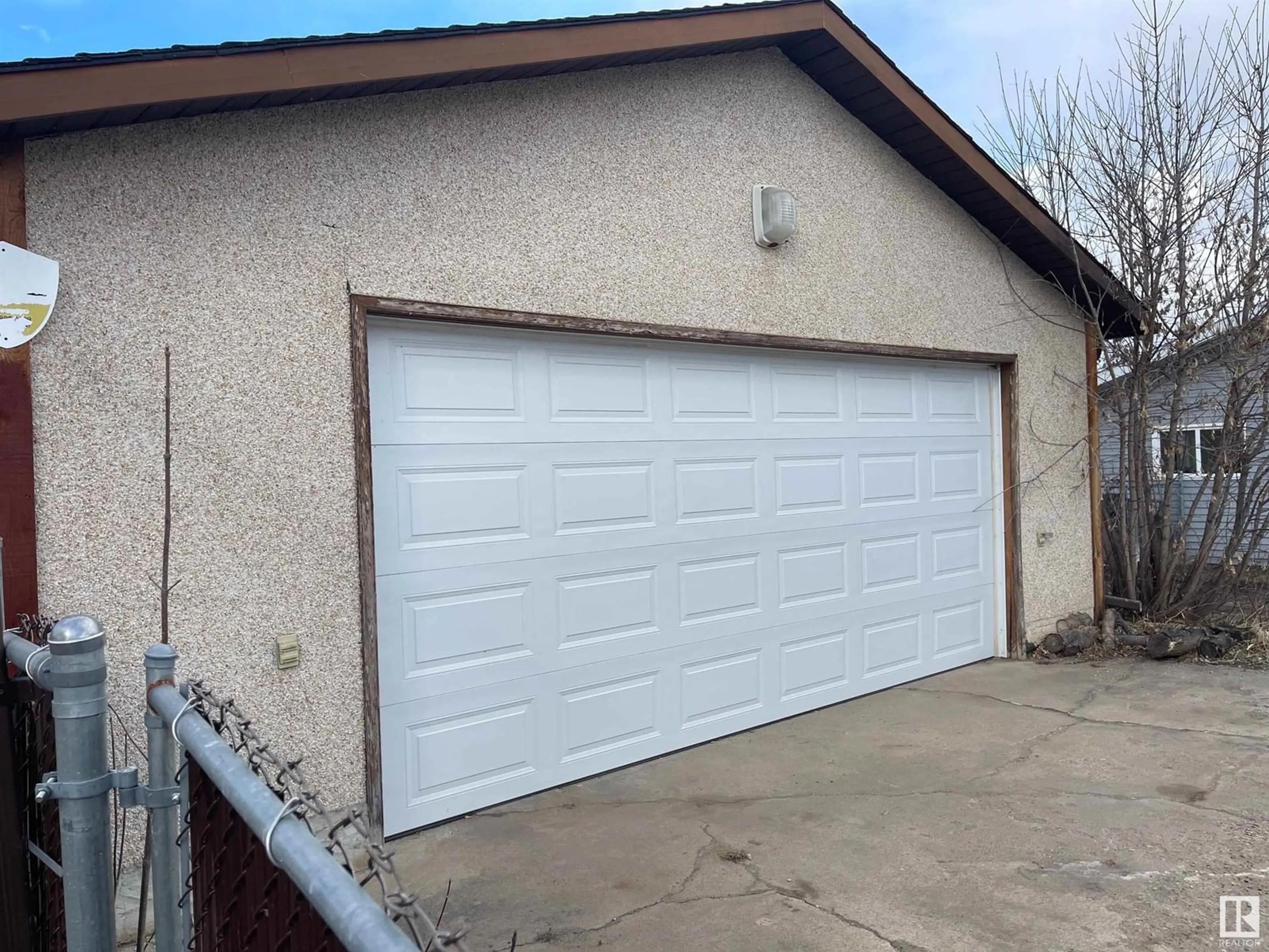 Indoor garage for 4310 45 AV, Bonnyville Town Alberta T9N1X2