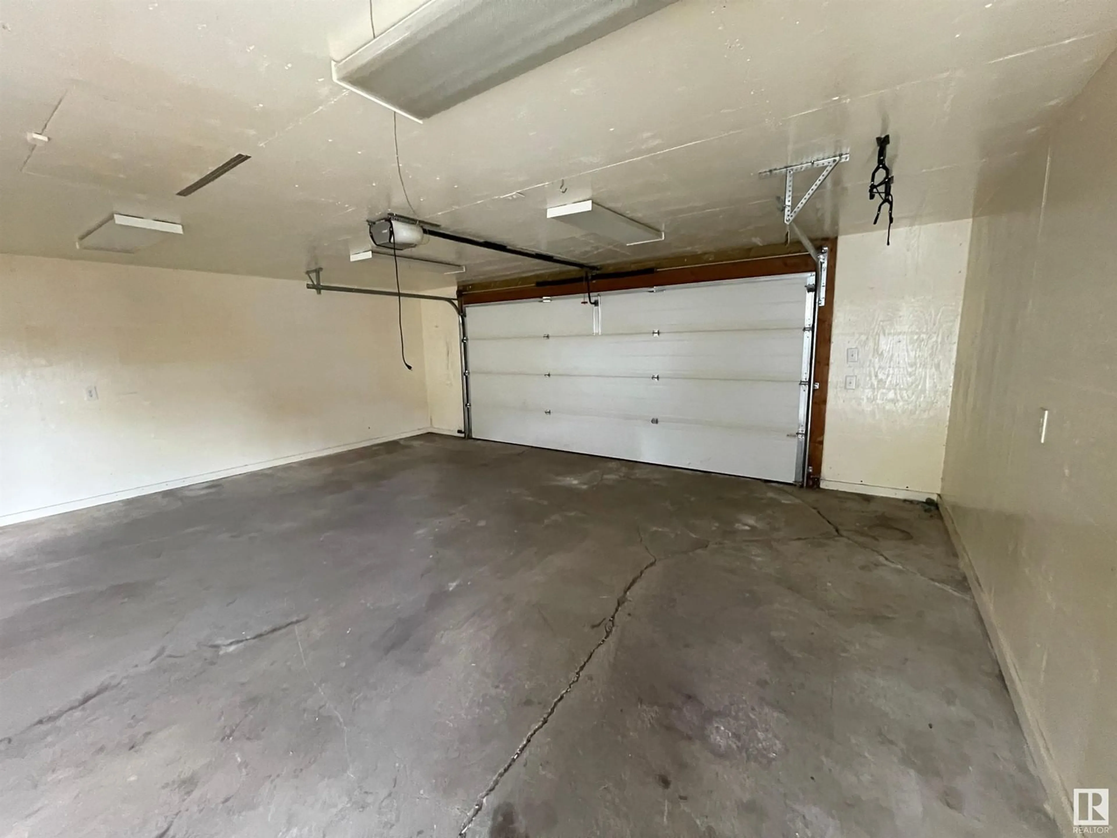 Indoor garage for 4310 45 AV, Bonnyville Town Alberta T9N1X2