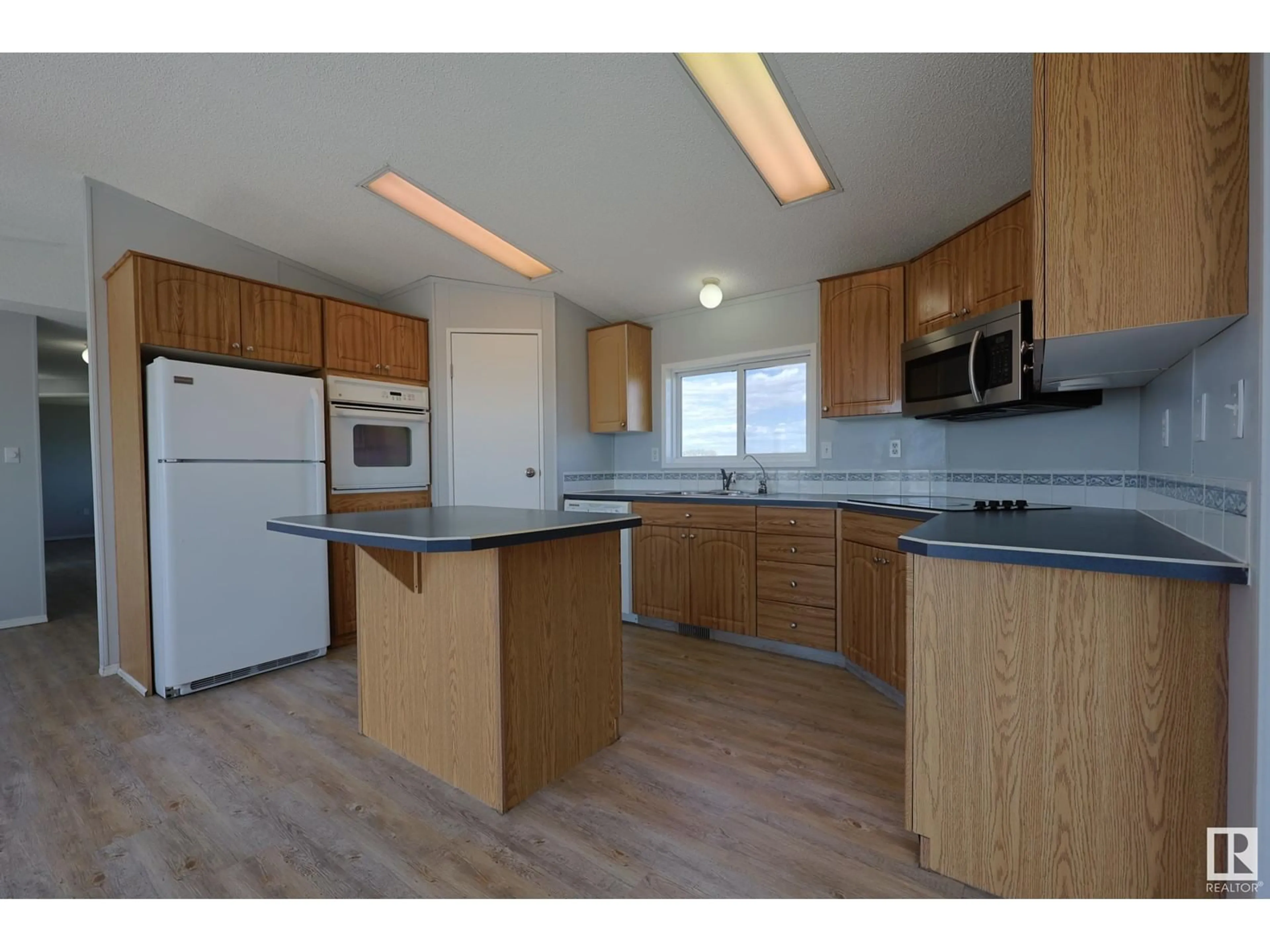 Standard kitchen, wood/laminate floor for 56109 RR 251, Rural Sturgeon County Alberta T8R0P1