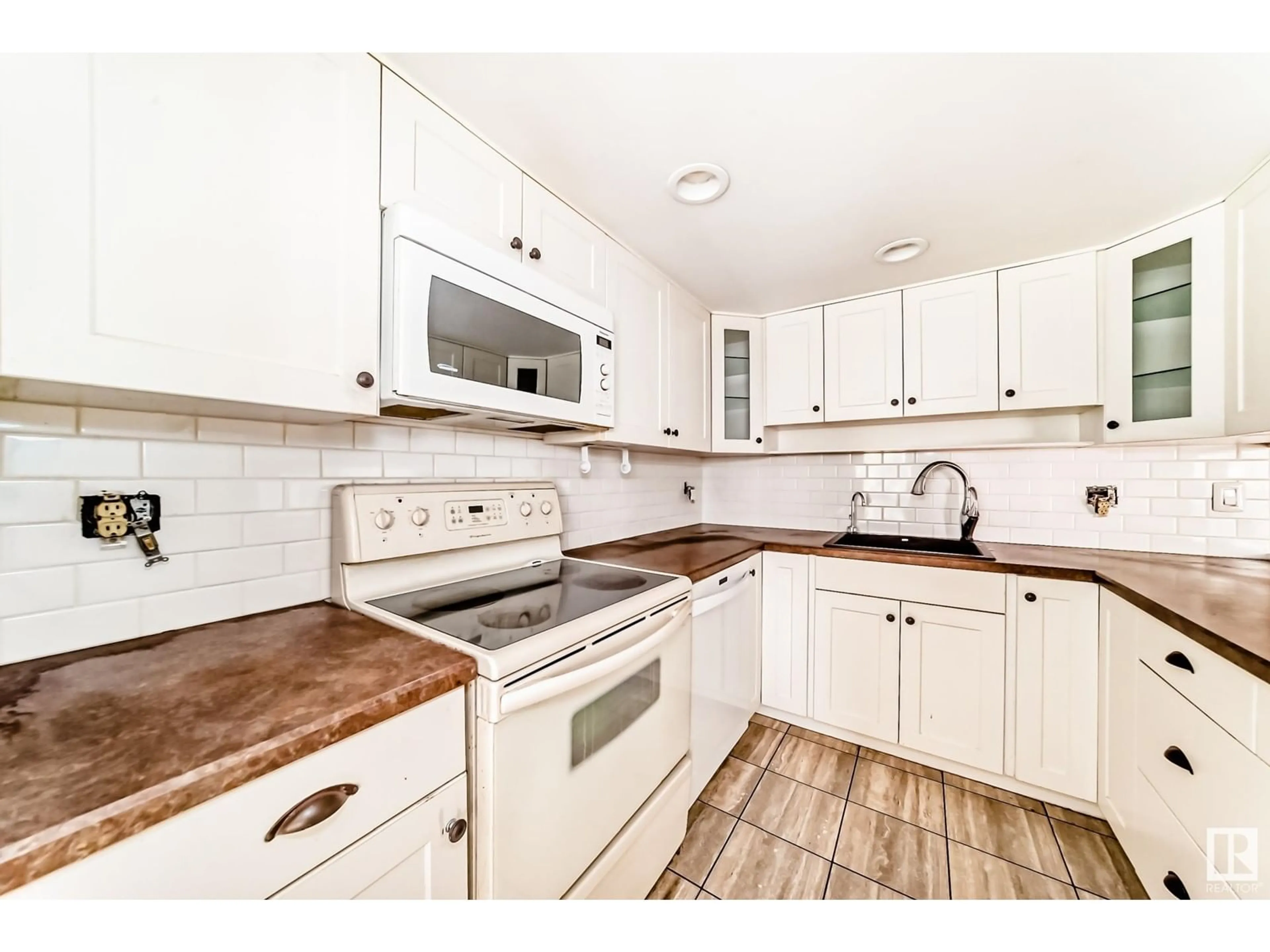 Standard kitchen, ceramic/tile floor for 41 LORELEI CL, Edmonton Alberta T5X2E7