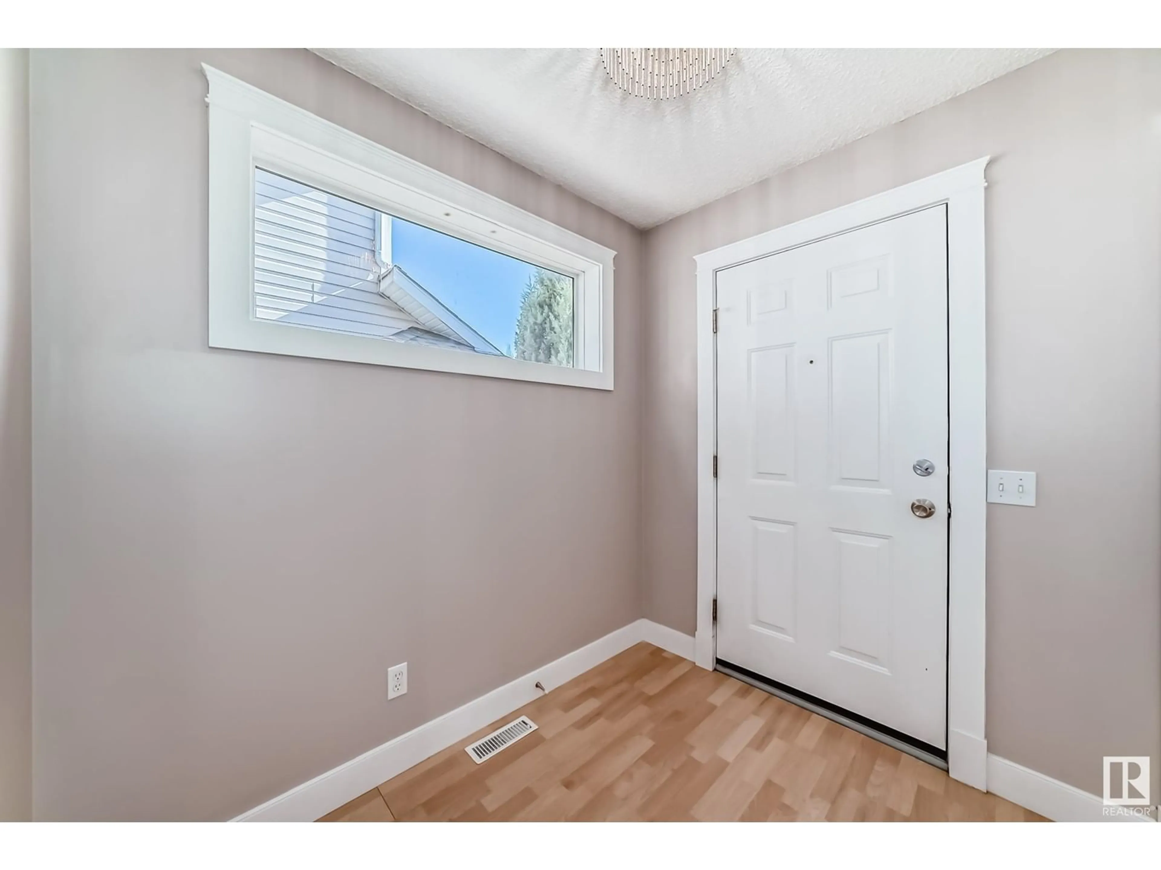 Indoor entryway for 3 IRONWOOD FAIRWAY CL, Stony Plain Alberta T7Z2K8