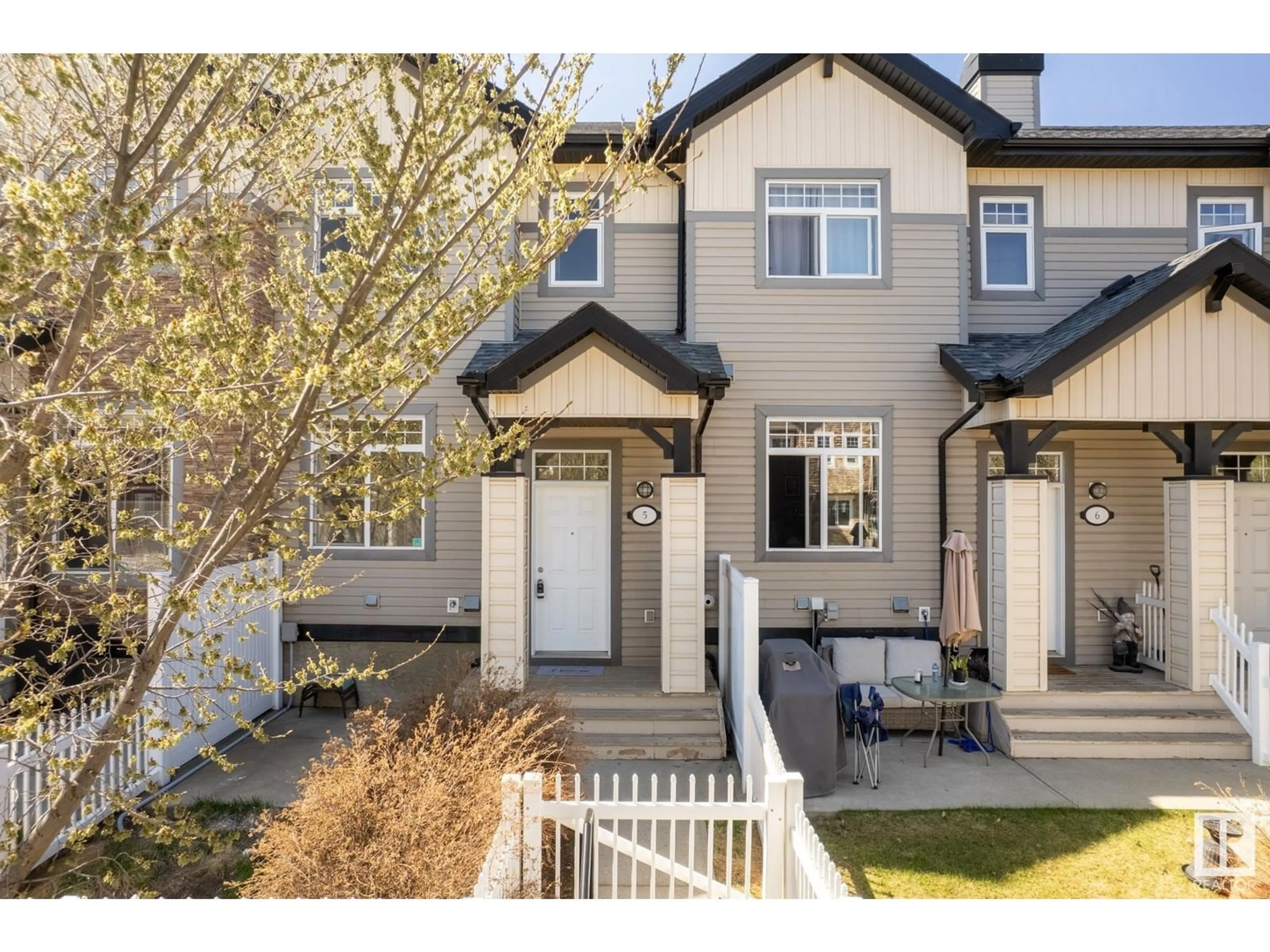 A pic from outside/outdoor area/front of a property/back of a property/a pic from drone, street for #5 - 465 HEMINGWAY RD, Edmonton Alberta T6M0J7