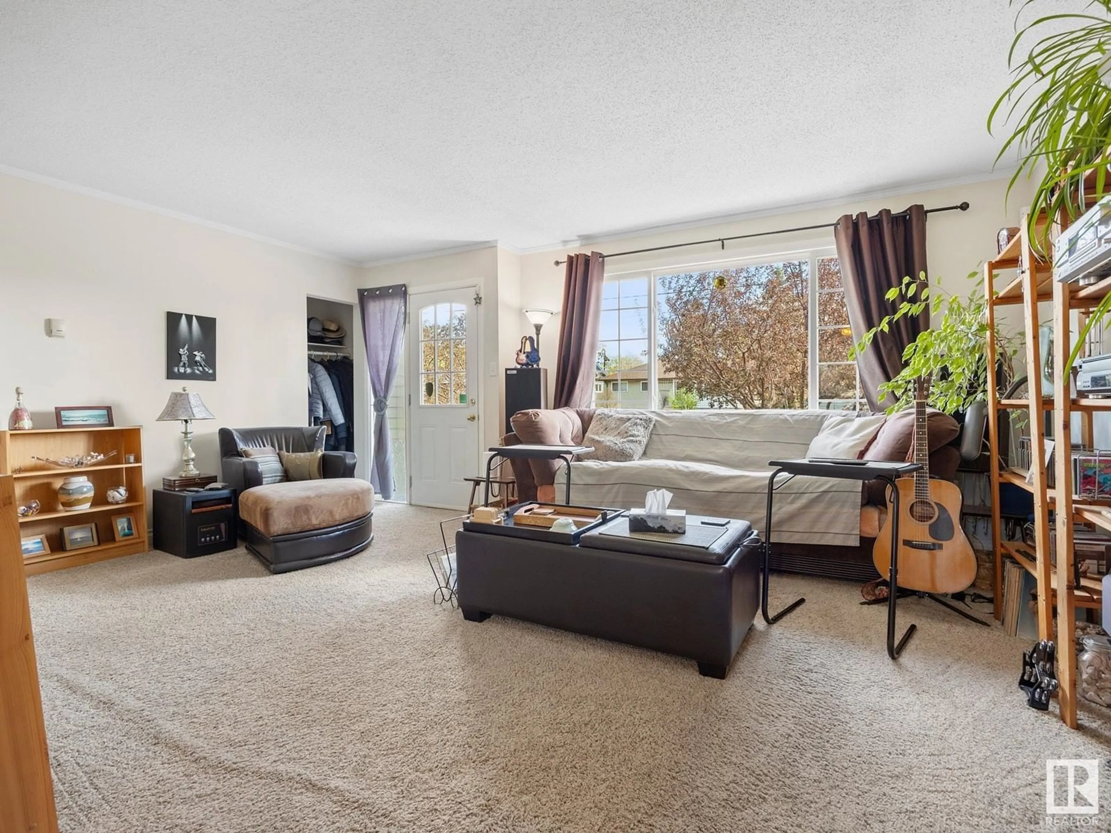 Living room with furniture, carpet floor for NW - 11930 50 ST, Edmonton Alberta T5W3C2