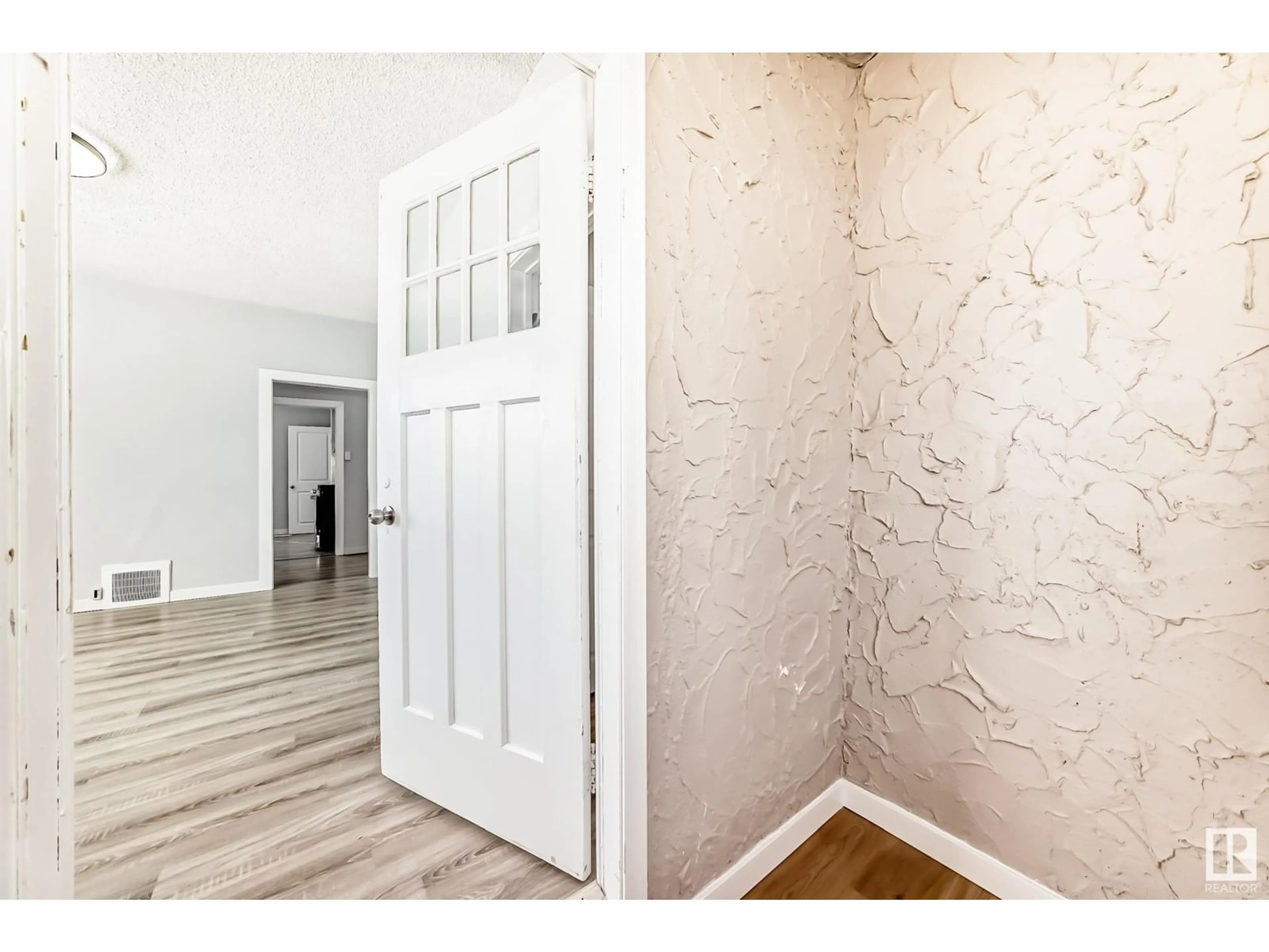 Indoor entryway for NW - 11902 90 ST, Edmonton Alberta T5B3Y9