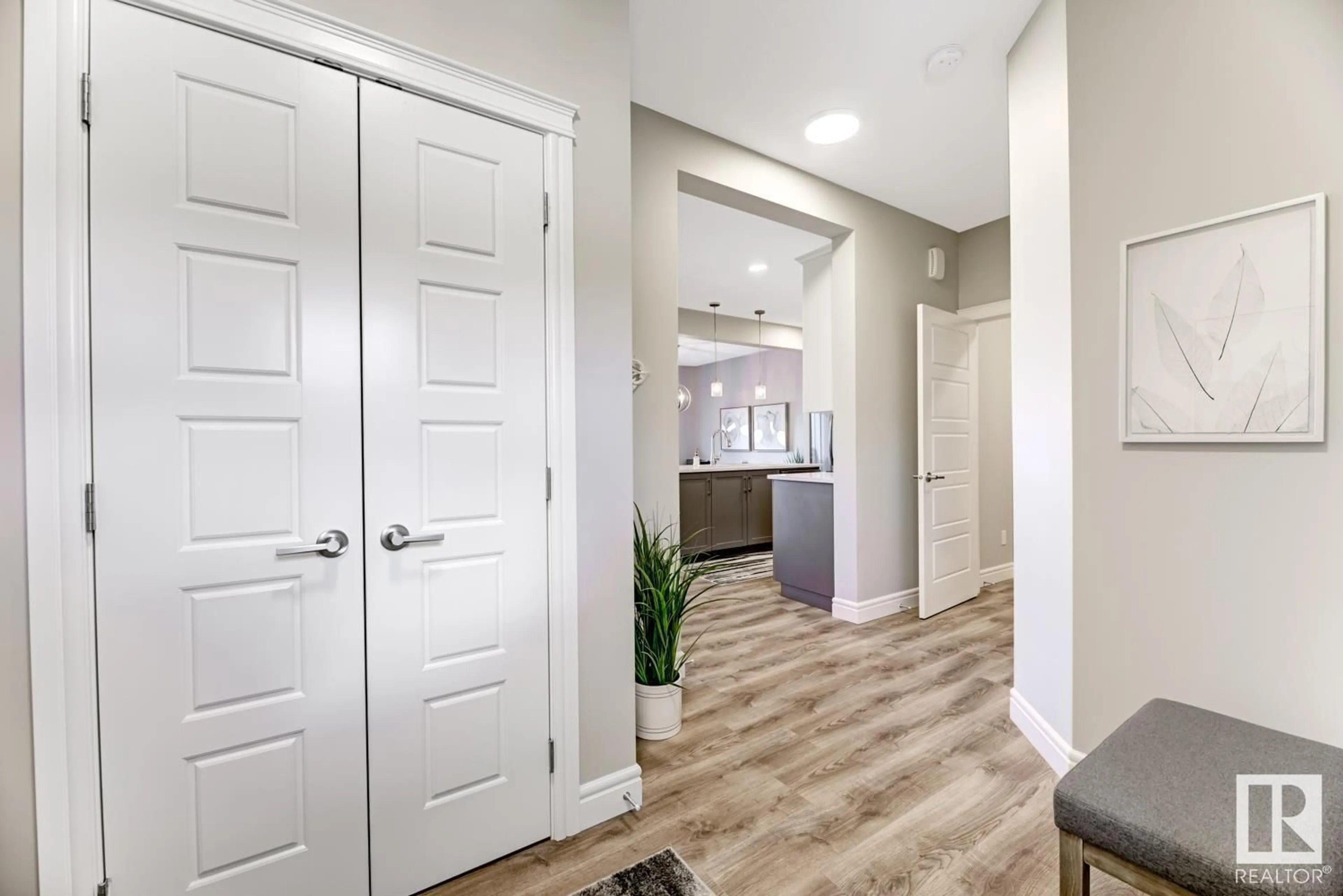 Indoor entryway for 650 EAGLESON CR, Edmonton Alberta T6M0Y4
