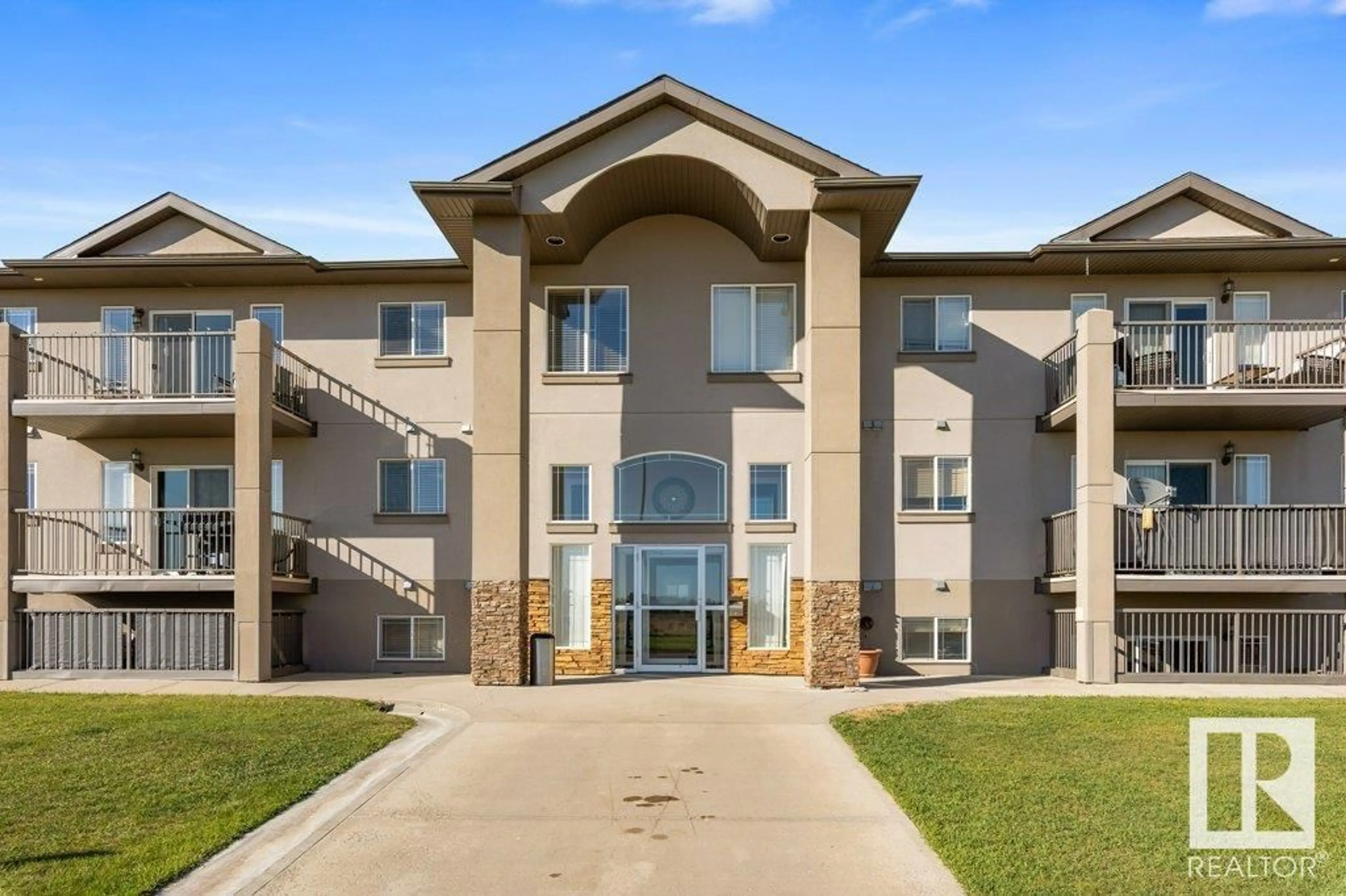 Indoor foyer for 307 - 5204 52 AV, Tofield Alberta T7X4R5