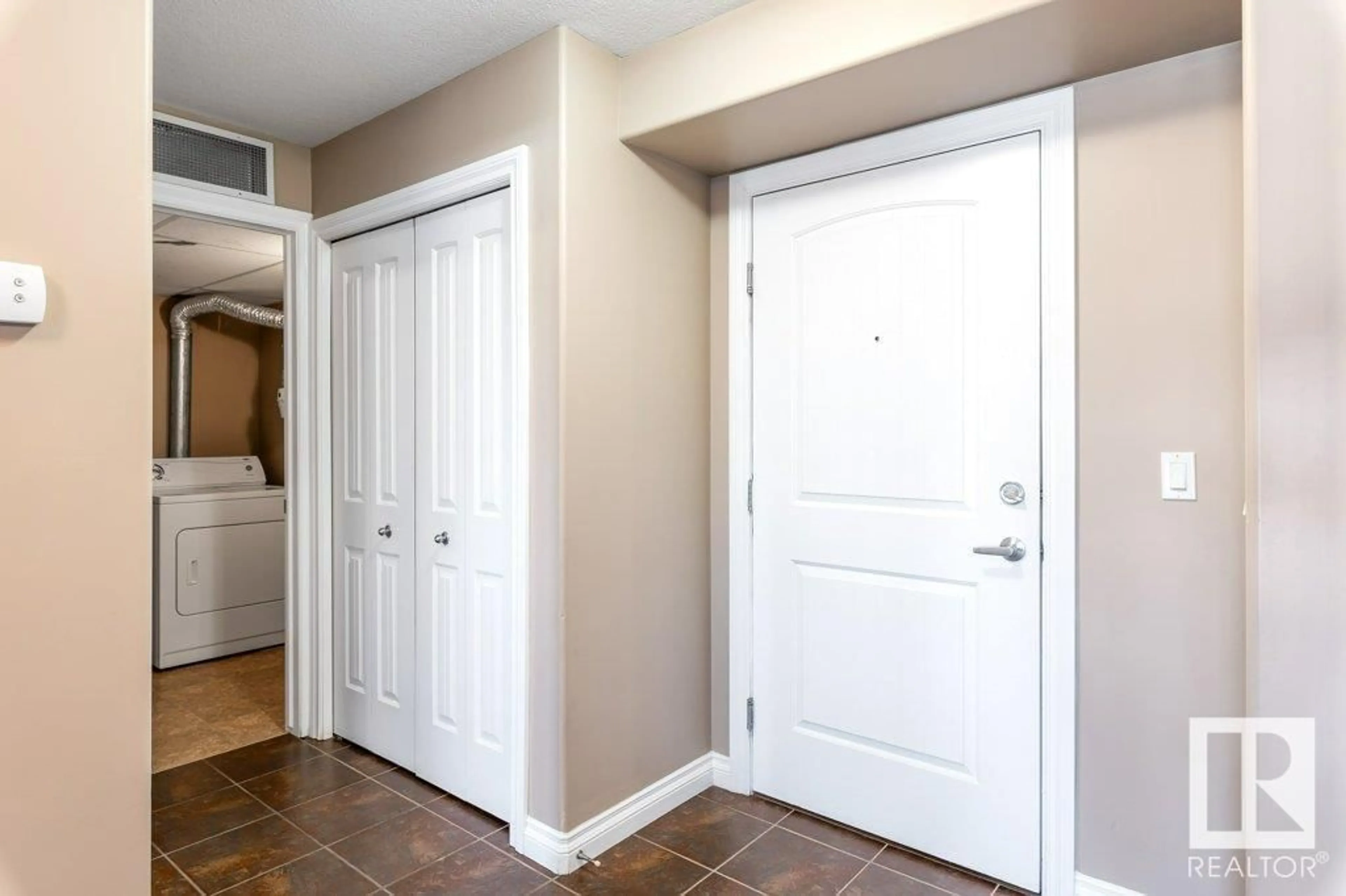 Indoor entryway for 307 - 5204 52 AV, Tofield Alberta T7X4R5