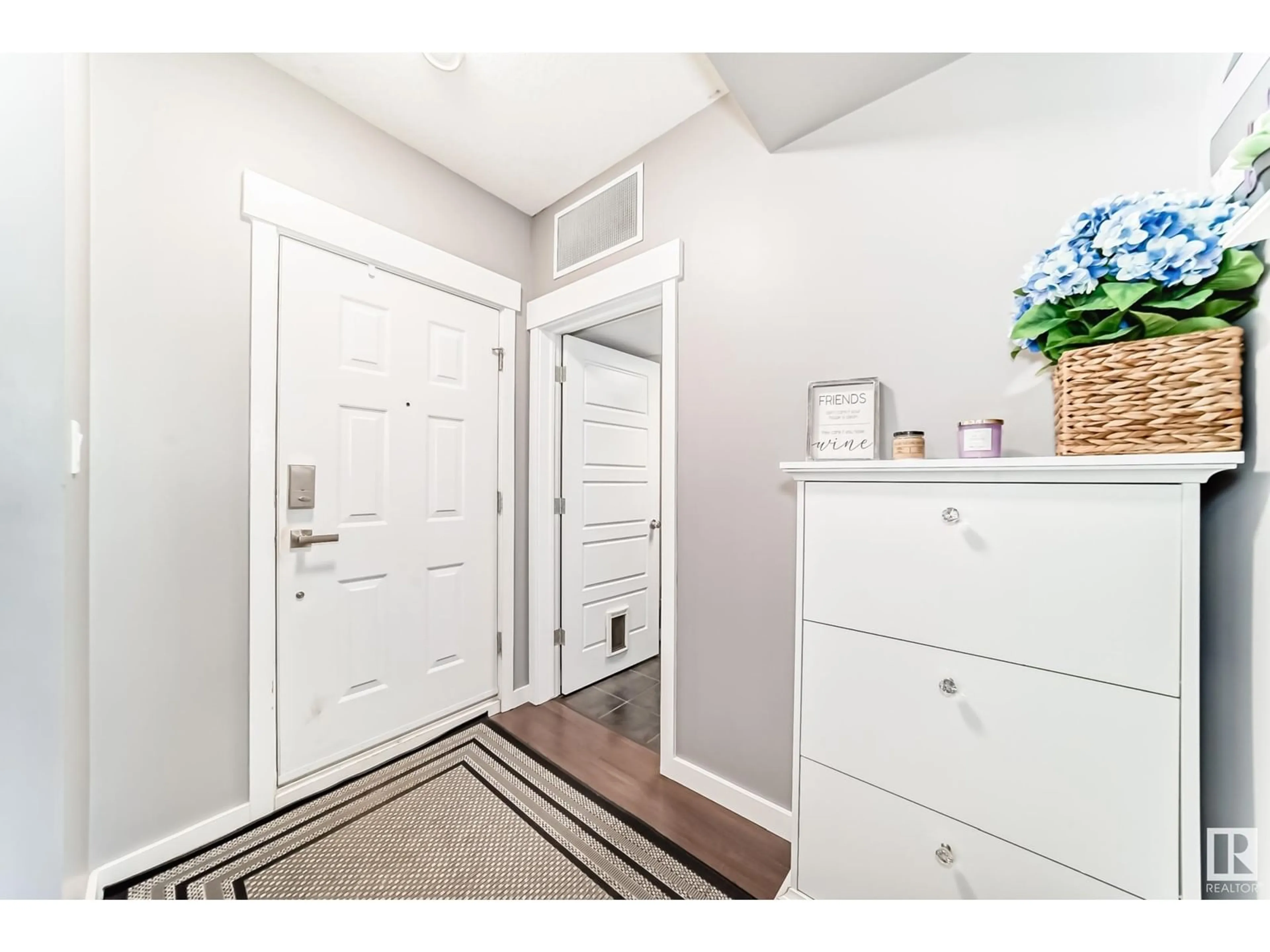 Indoor entryway for #413 - 10518 113 ST, Edmonton Alberta T5H3H5