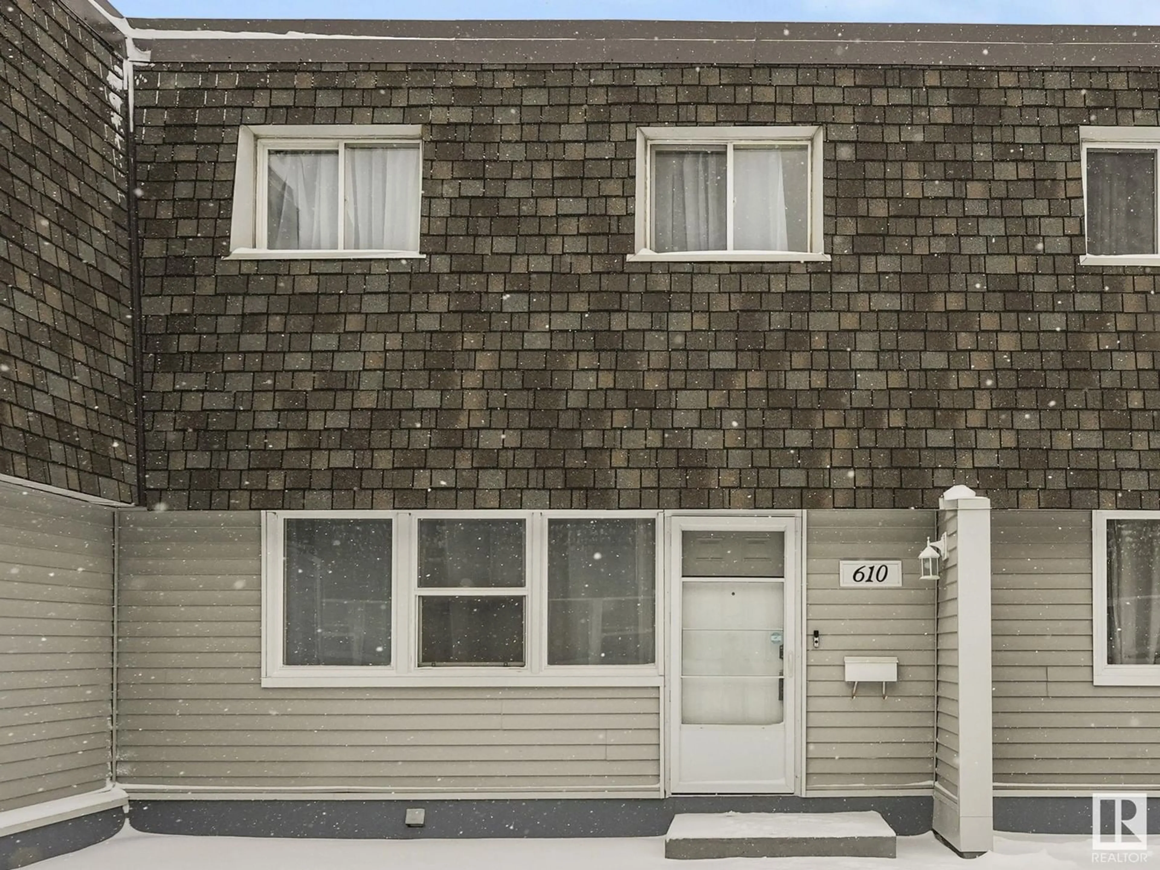 Home with vinyl exterior material, street for 610 VILLAGE ON THE GREEN GR, Edmonton Alberta T5A1H2