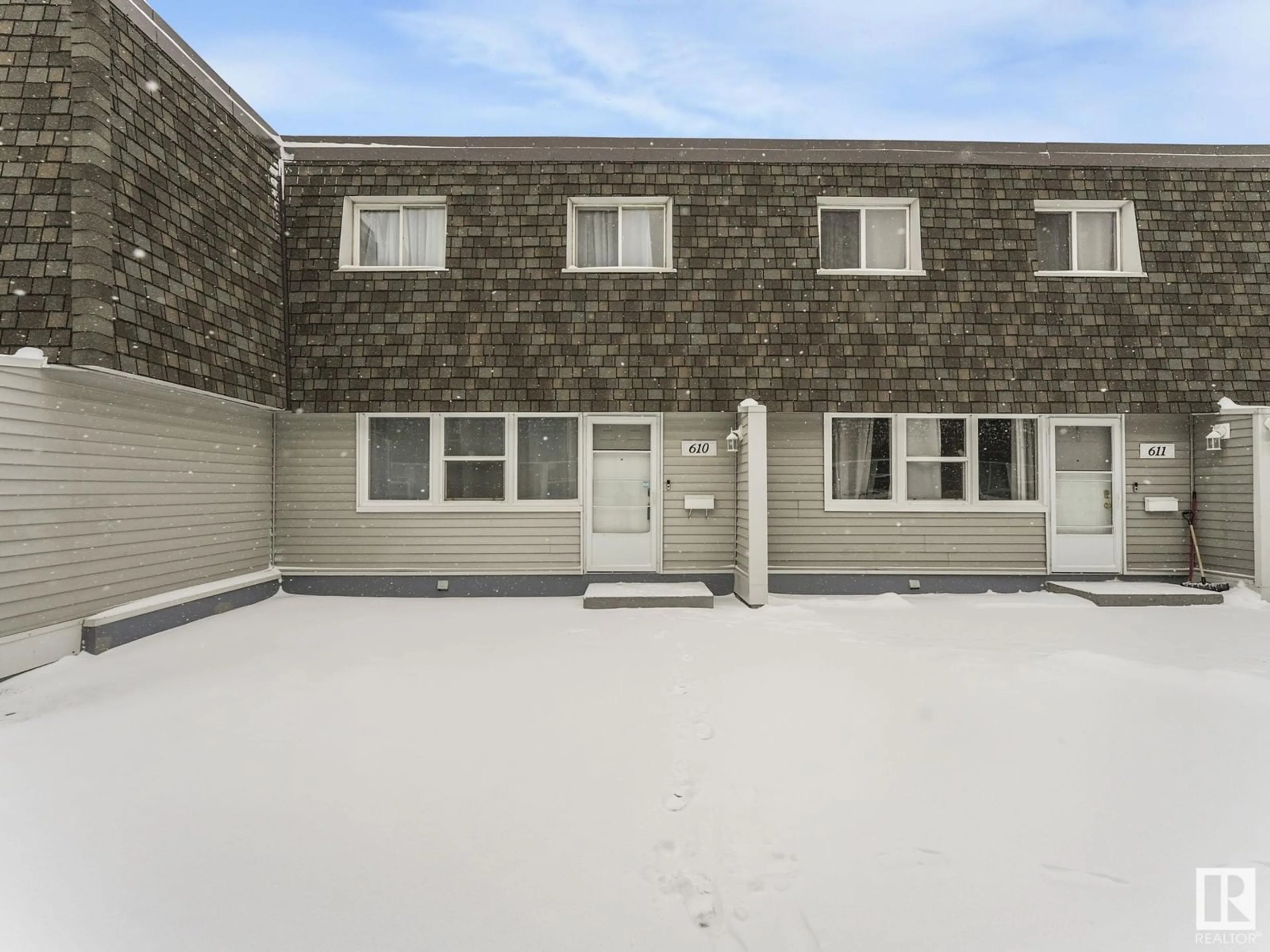 Home with vinyl exterior material, street for 610 VILLAGE ON THE GREEN GR, Edmonton Alberta T5A1H2