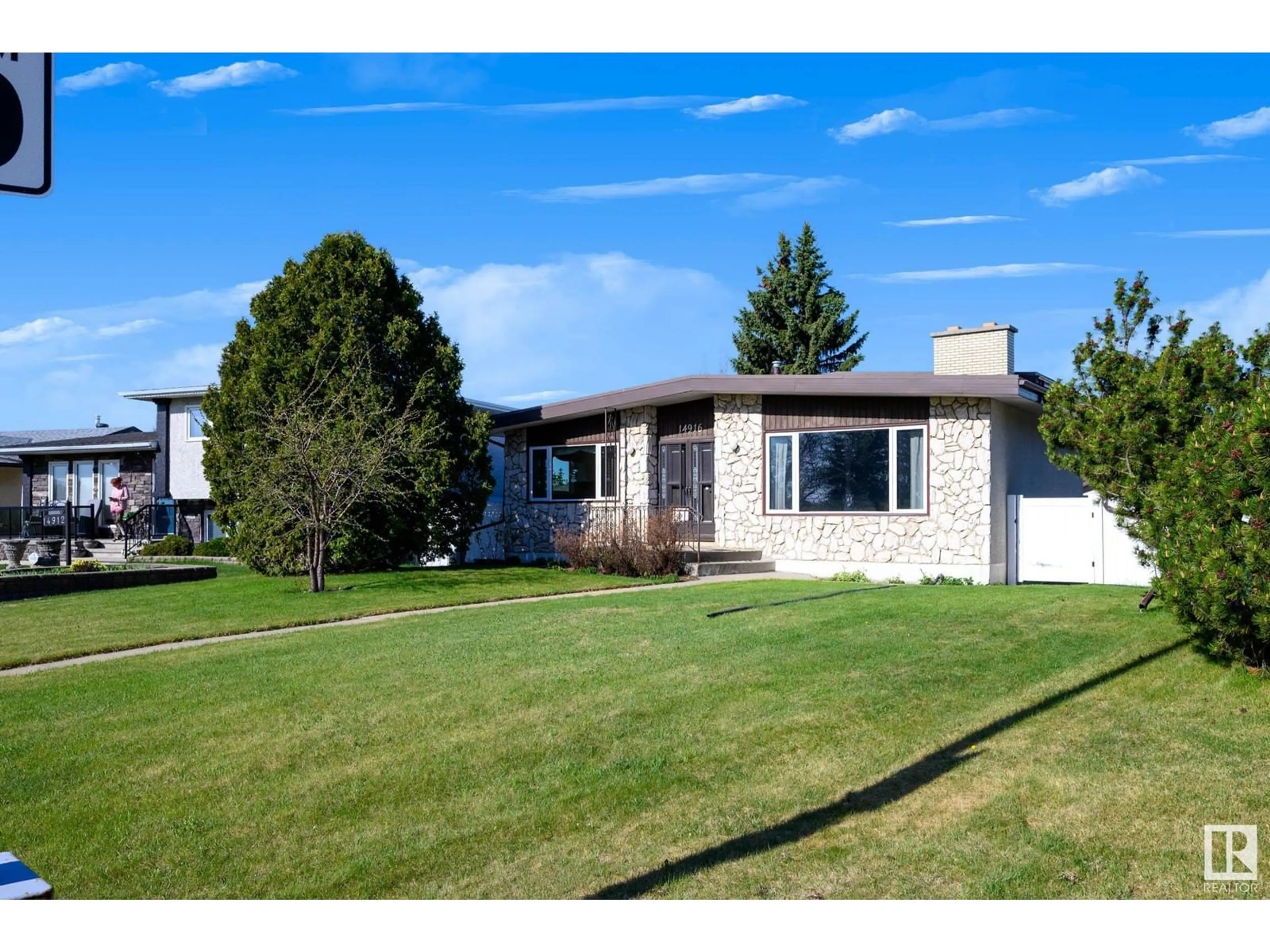 Home with vinyl exterior material, unknown for NW - 14916 94 ST, Edmonton Alberta T5E3W6