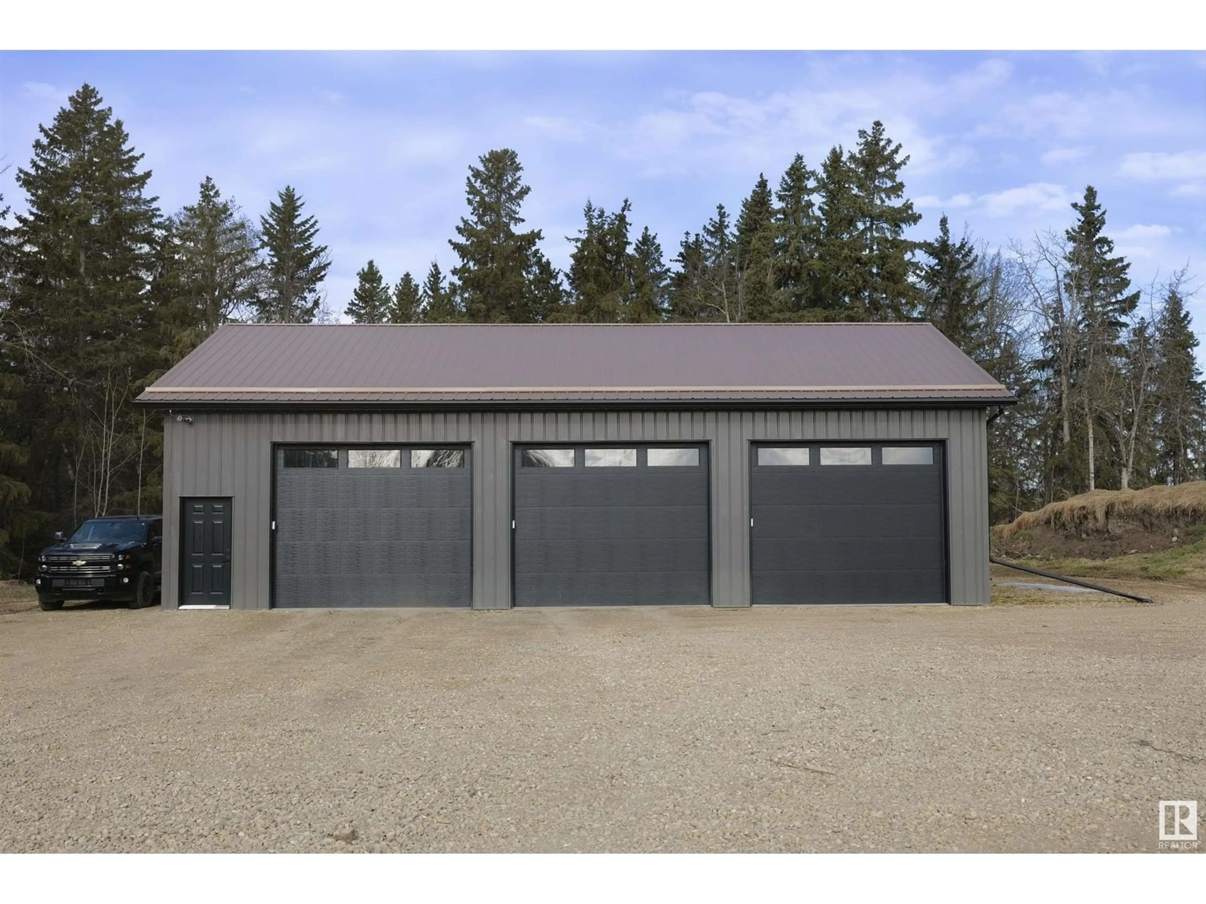 Indoor garage for 6010 TWP RD 602, Rural Barrhead County Alberta T7N1N3