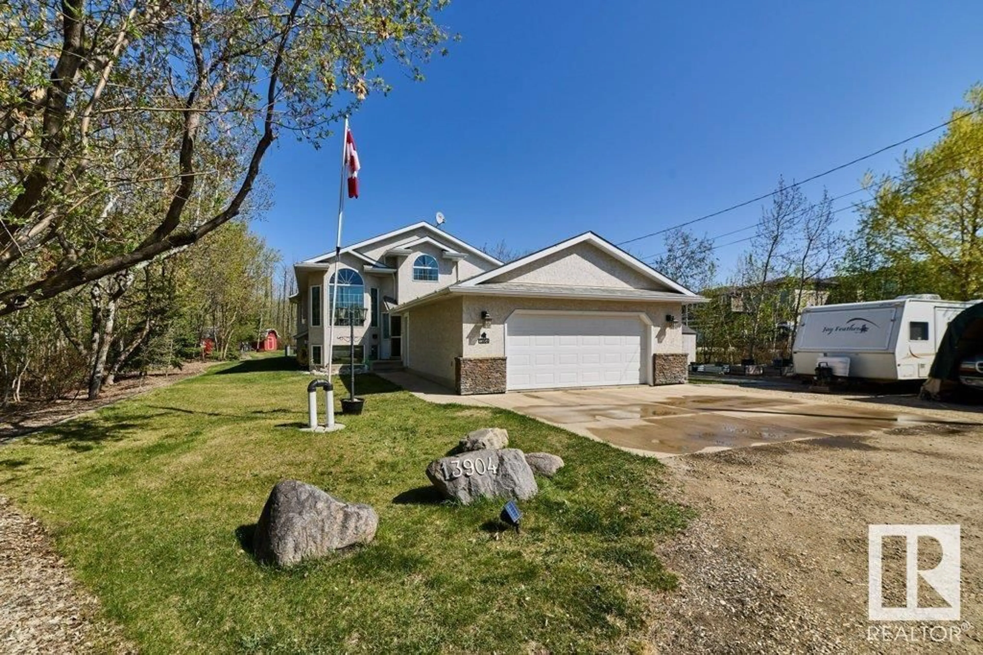 Home with vinyl exterior material, water/lake/river/ocean view for 13904 162 AV, Edmonton Alberta T6V1J4
