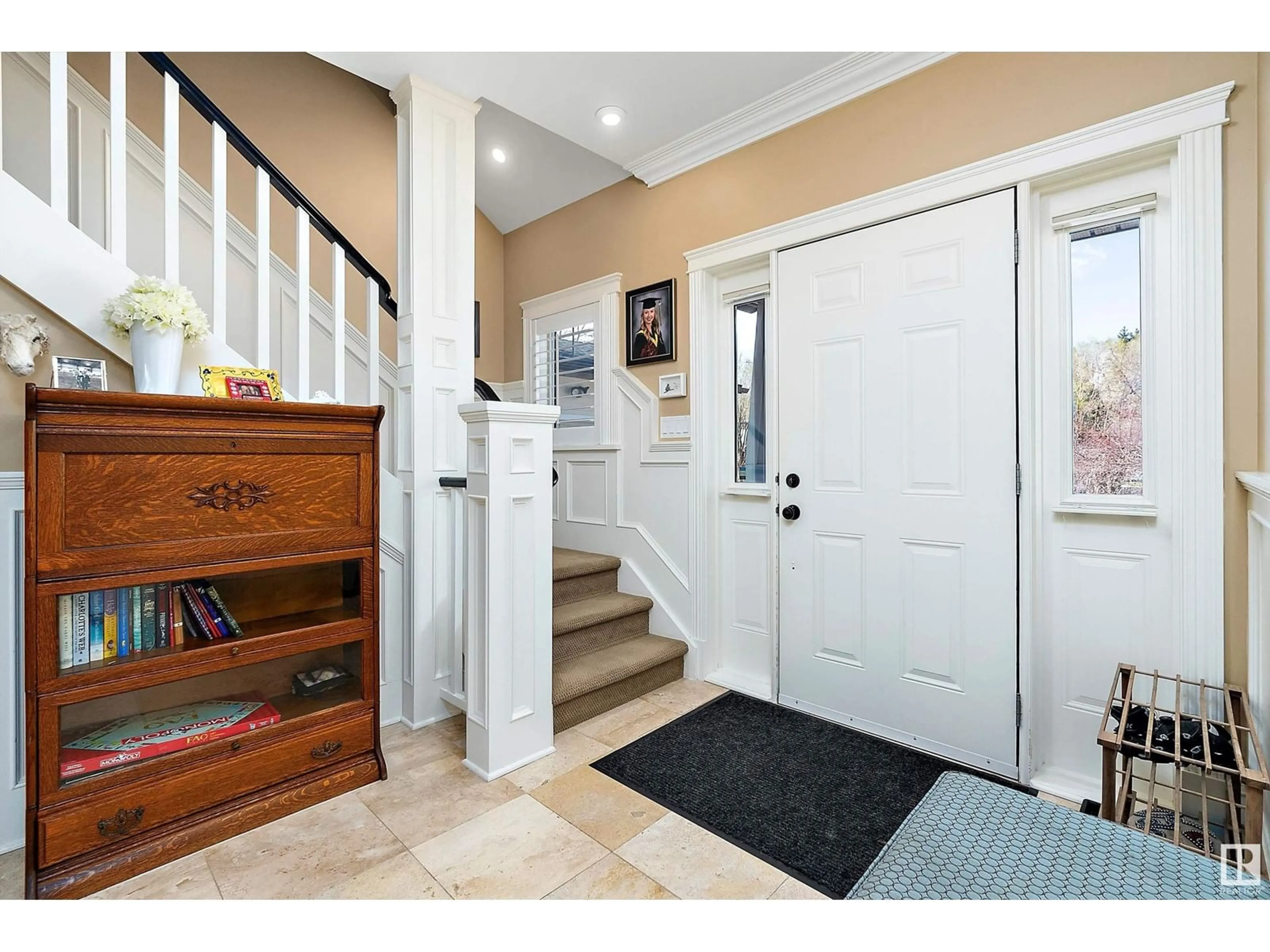 Indoor entryway for 63 FAIRWAY DR, Edmonton Alberta T6J2C2
