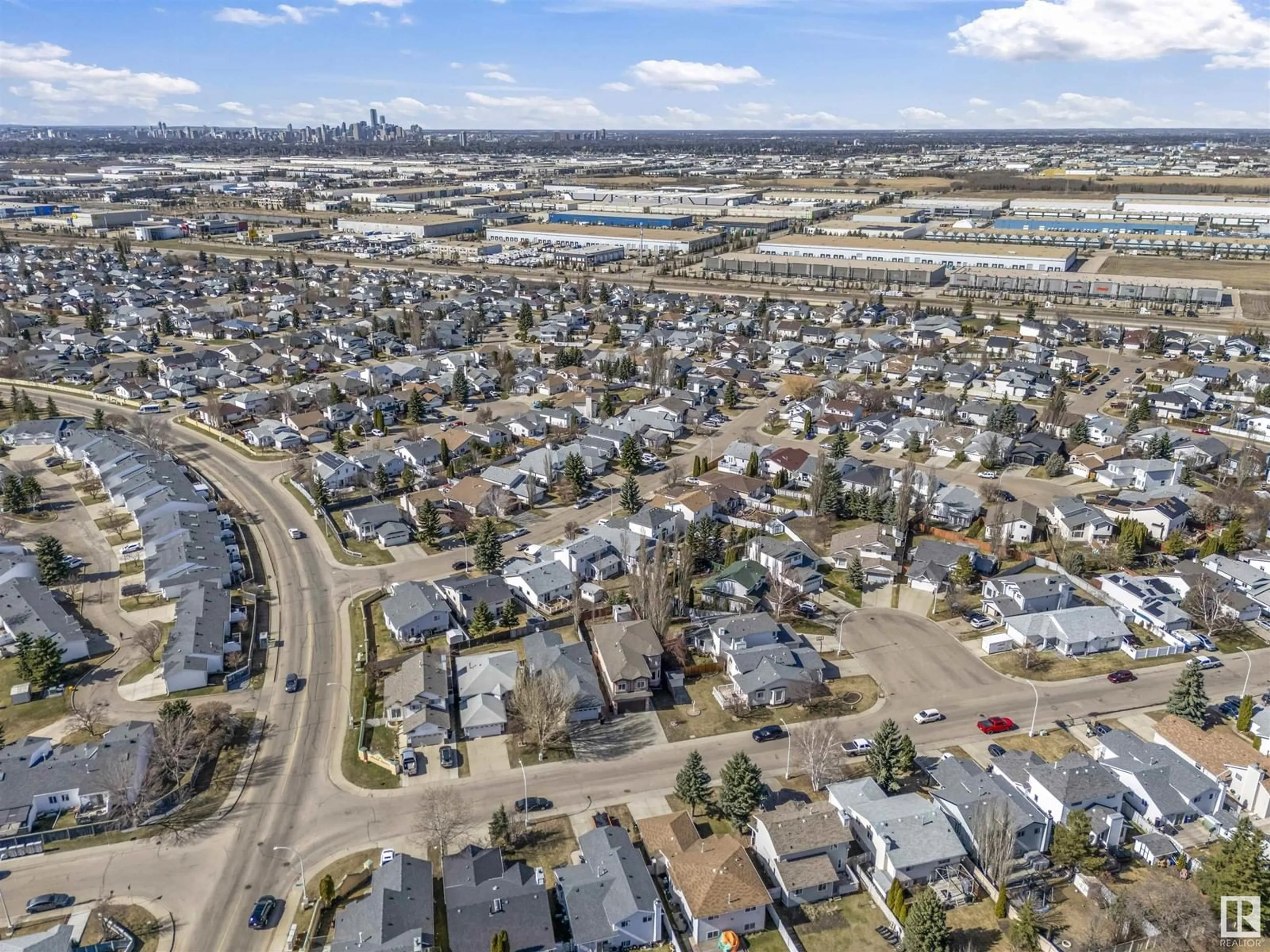 A pic from outside/outdoor area/front of a property/back of a property/a pic from drone, street for 10 JEFFERSON RD, Edmonton Alberta T6L6M1