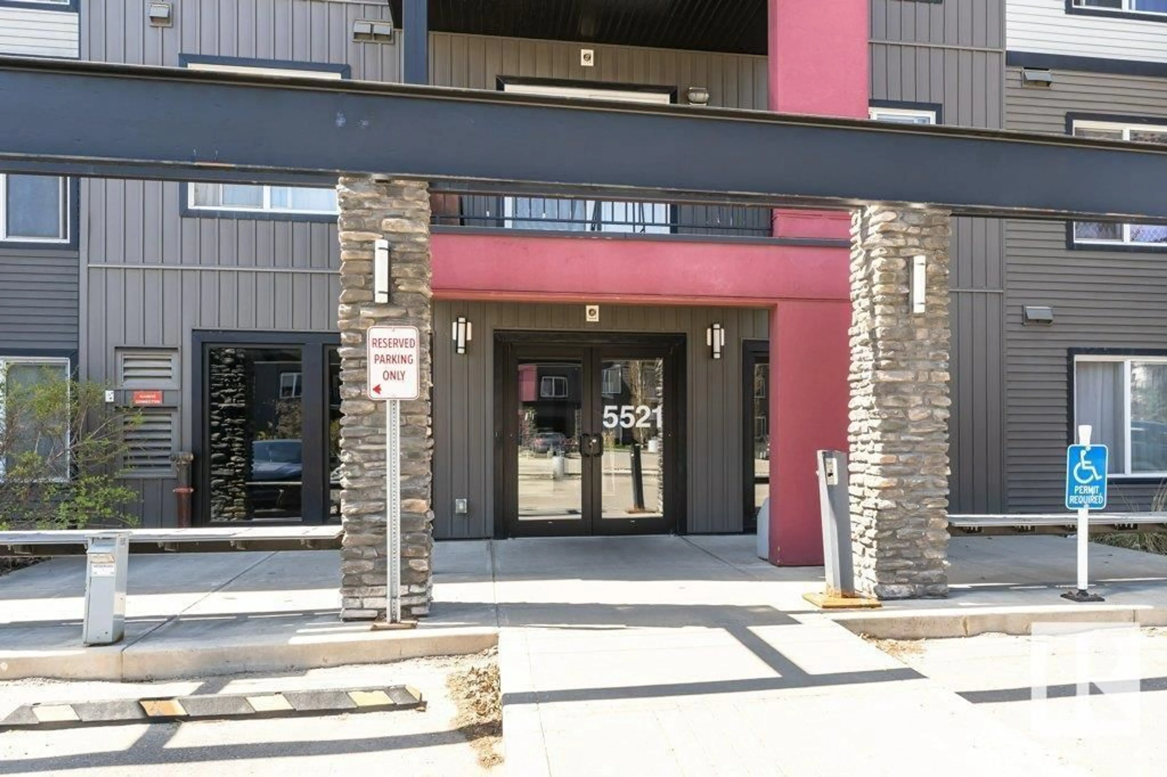 Indoor foyer for 201 - 5521 7 AV SW, Edmonton Alberta T6X2A8